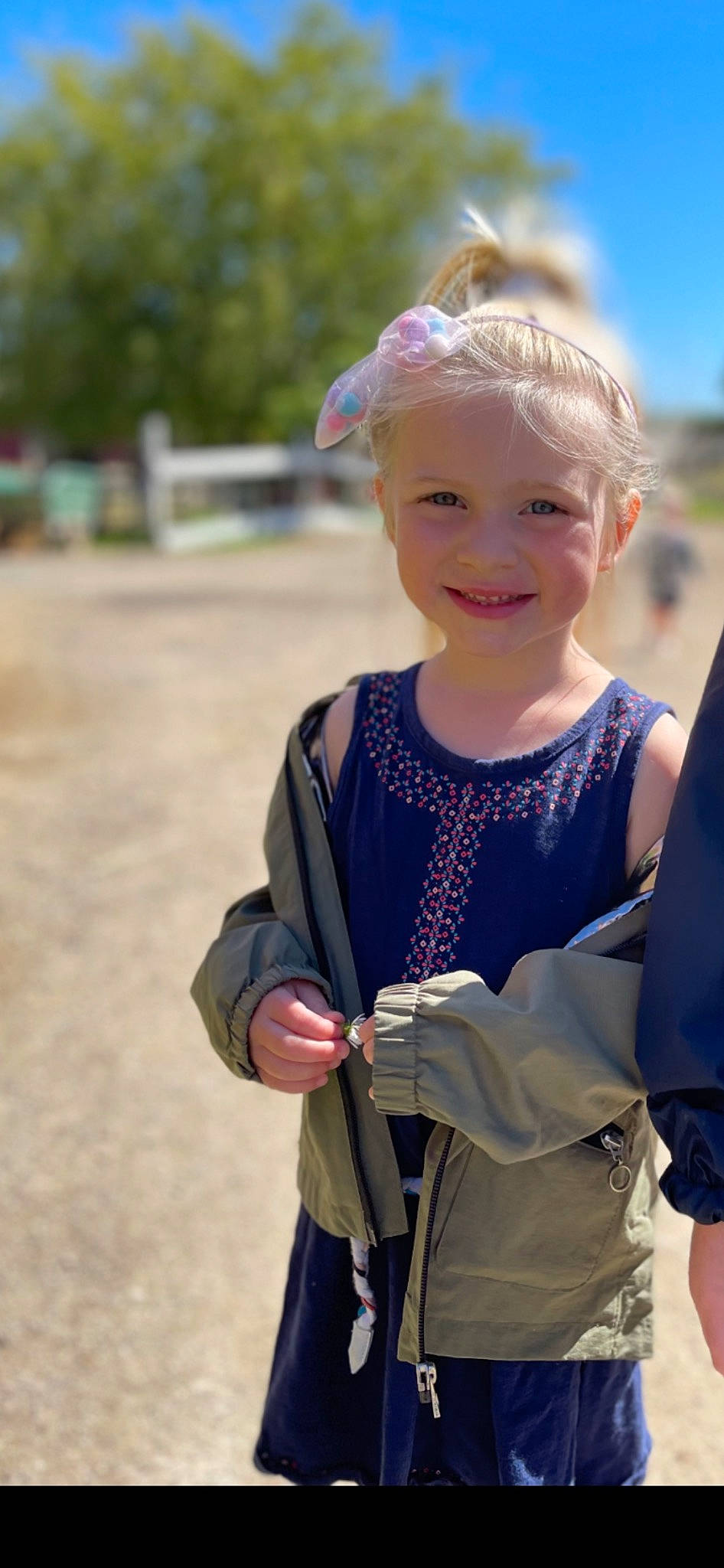 Irena a rejoint le concours — aidez-le/la à gagner de superbes lots ! beauty, blond, child, electric_blue, fashion_accessory, fun, gesture, happy, iris, jewellery, joy, leisure, necklace, person, recreation, sitting, skin, sleeve, smile, summer