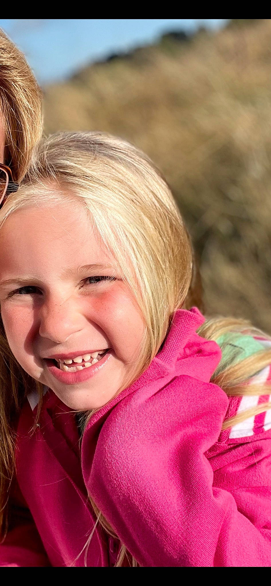 Irena a rejoint le concours — aidez-le/la à gagner de superbes lots ! blond, brown_hair, cheek, child, gesture, grass, hair, happy, head, iris, joy, leisure, lip, magenta, nose, people_in_nature, person, pink, recreation, skin
