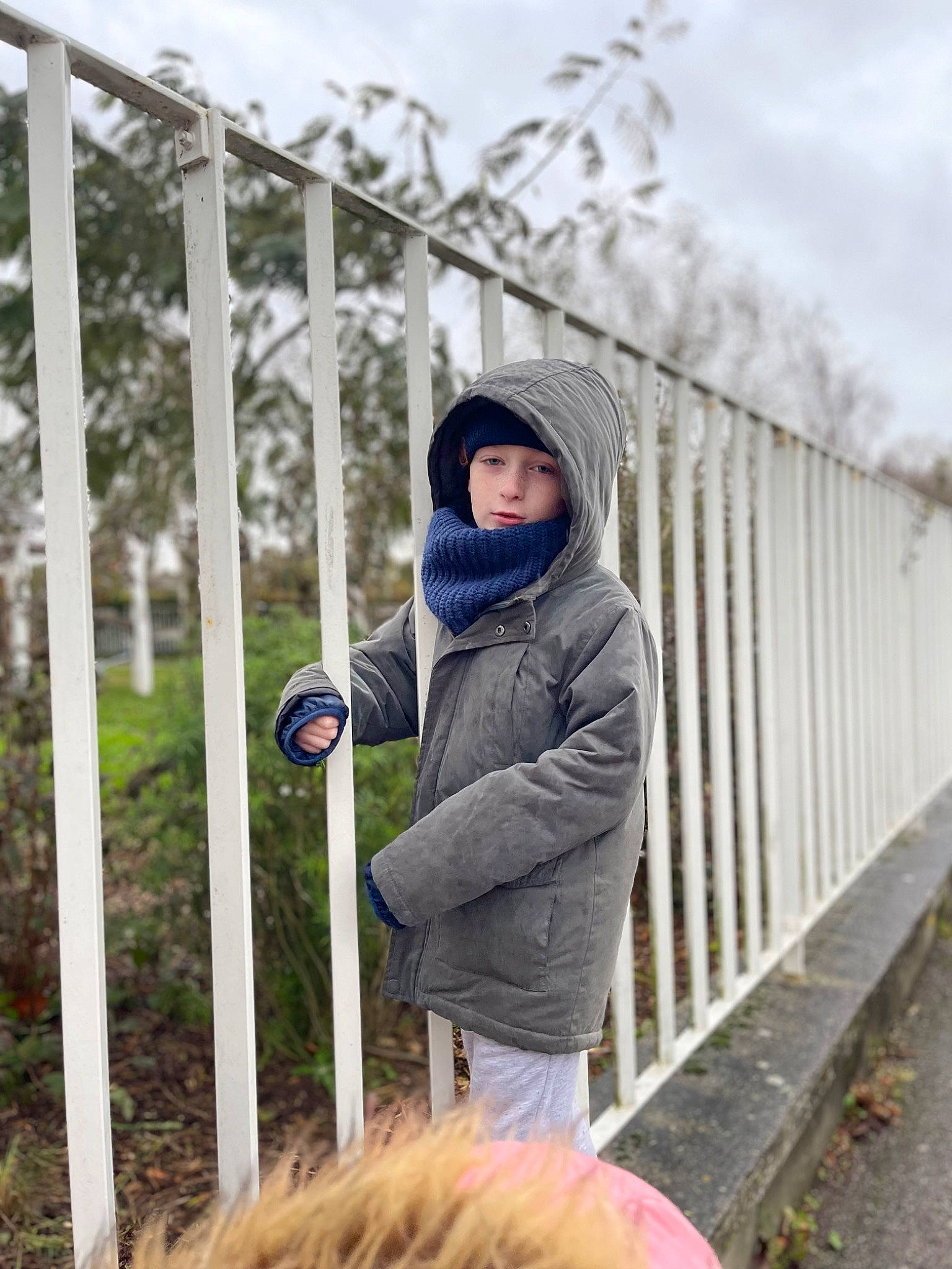 Svetlan a rejoint le concours — aidez-le/la à gagner de superbes lots ! cap, fence, freezing, fun, fur, grass, happy, headwear, hood, hoodie, jacket, knit_cap, leisure, person, plant, recreation, sky, snow, toddler, tree