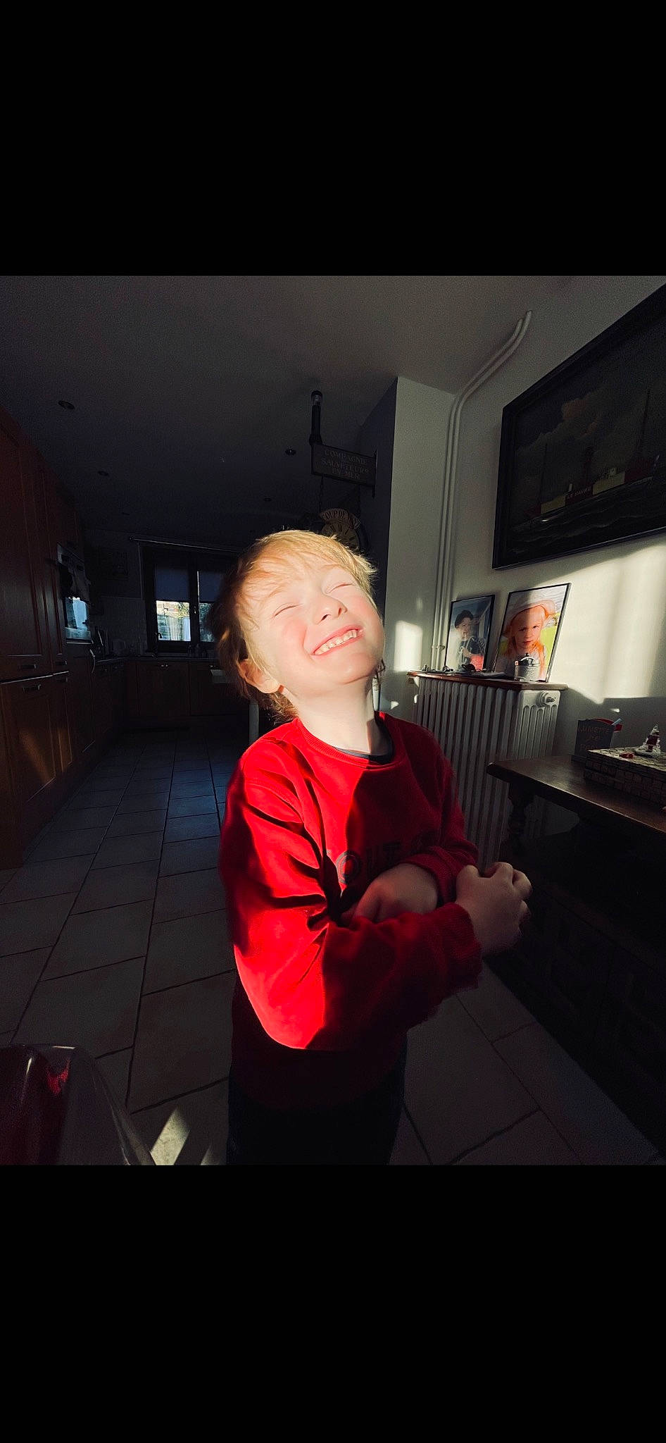 Svetlan participe au concours pour gagner de l'argent avec cette photo : child, darkness, flash_photography, flooring, formal_wear, fun, gesture, happy, home_appliance, joy, luxury_vehicle, night, person, room, sitting, sleeve, smile, space, suit, t_shirt