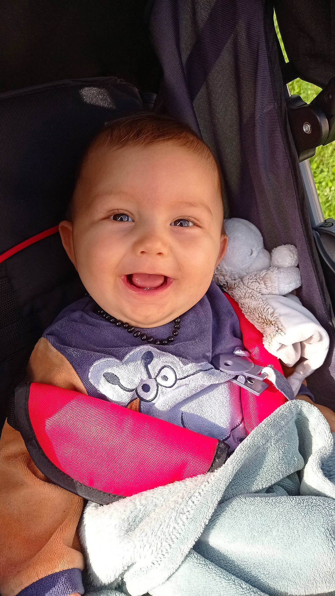 Manolo a rejoint le concours — aidez-le/la à gagner de superbes lots ! baby, baby_carriage, baby_in_car_seat, baby_toddler_clothing, cheek, comfort, eye, eyebrow, facial_expression, head, human, iris, lip, mouth, nose, person, seat_belt, skin, sleeve, smile