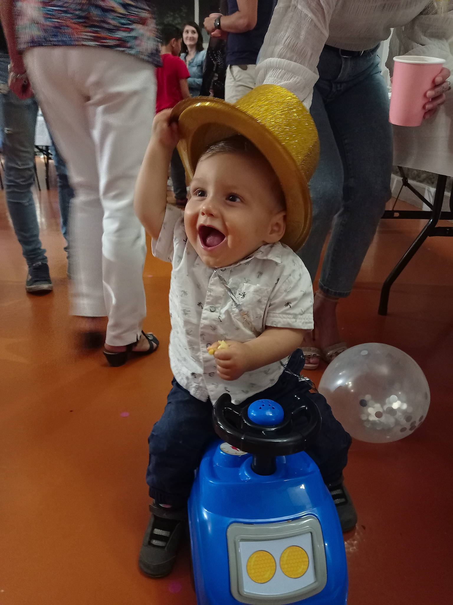 Manolo participe au concours pour gagner de l'argent avec cette photo : baby, baby_toddler_clothing, blurred, child, electric_blue, event, flooring, fun, happy, hat, joy, leg, person, product, riding_toy, shoe, smile, sneakers, sun_hat, toddler