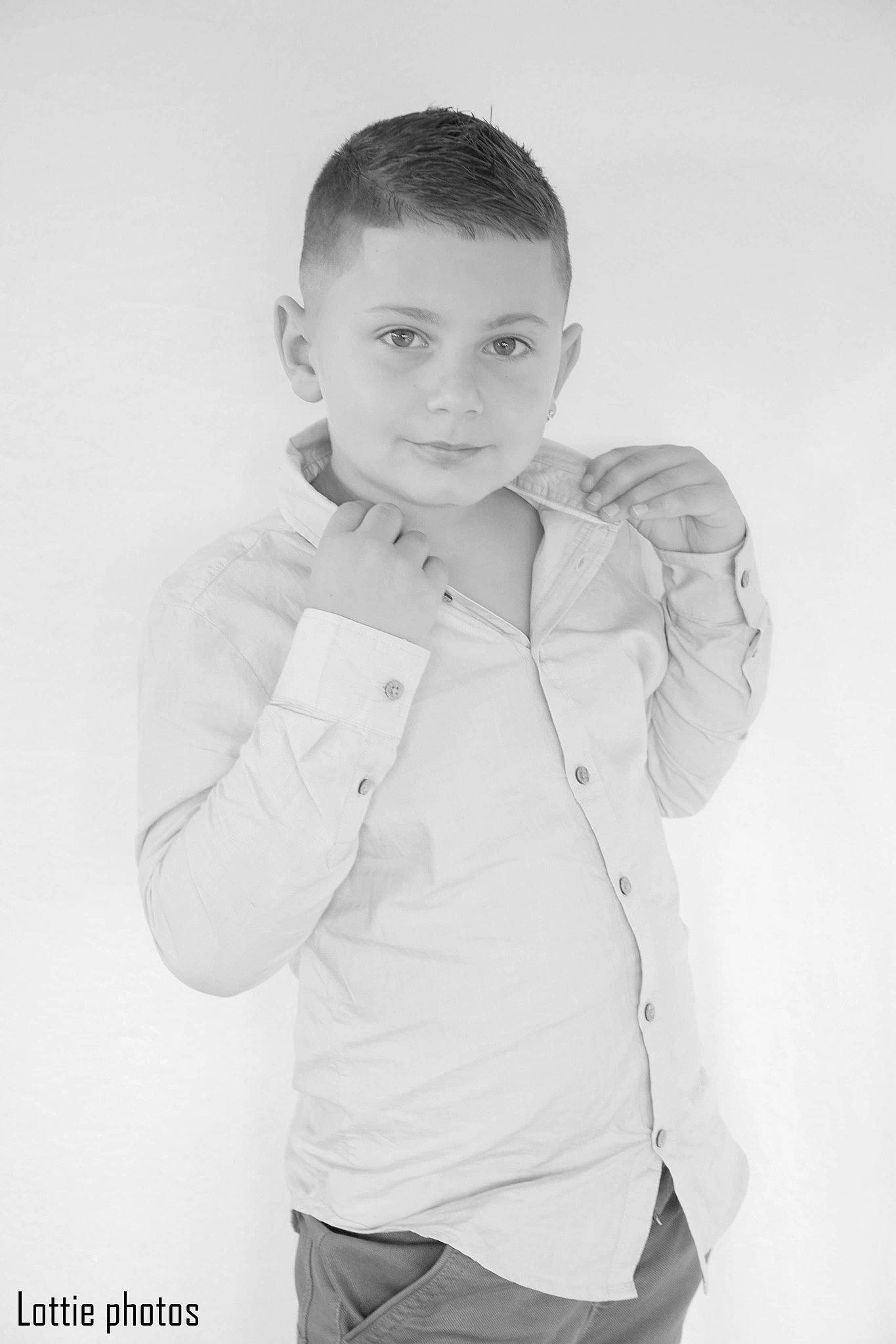 Matys a rejoint le concours — aidez-le/la à gagner de superbes lots ! black_and_white, chest, child_model, collar, dress_shirt, ear, elbow, forehead, gesture, jaw, joint, monochrome, monochrome_photography, neck, person, shoulder, sleeve, standing, style, trunk