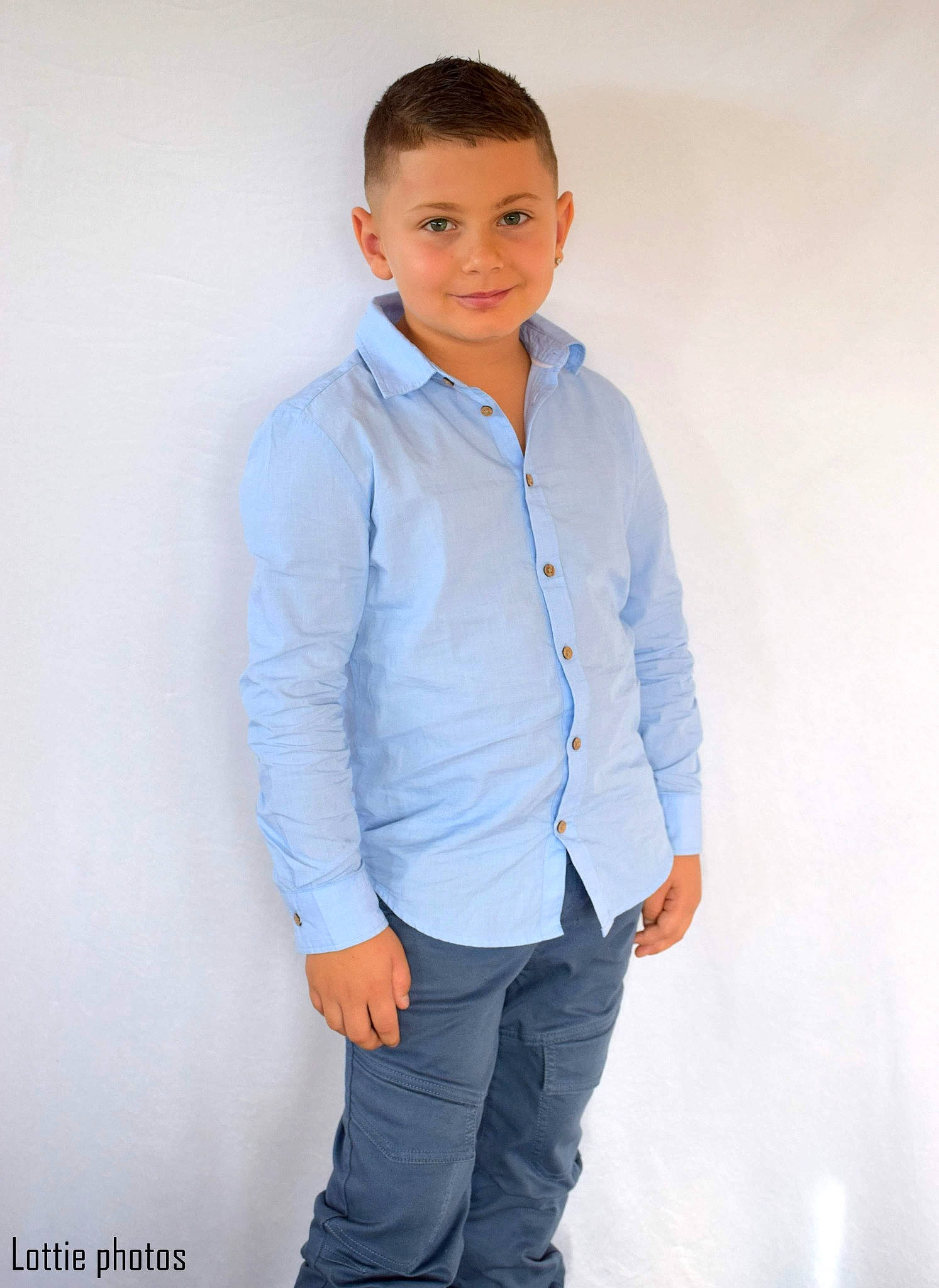 Matys participe au concours pour gagner de l'argent avec cette photo : button, child_model, clothing, collar, cool, denim, dress_shirt, elbow, human_body, joint, joy, long_sleeved_t_shirt, neck, person, photo_shoot, pocket, shirt, shoulder, sleeve, standing