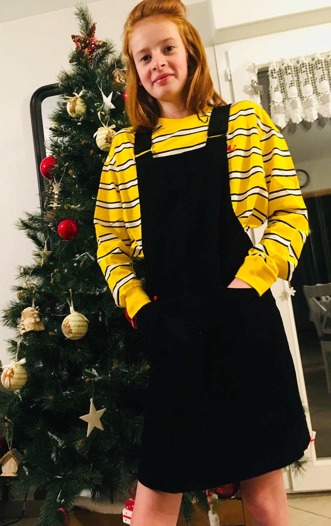 Euphrasie participe au concours pour gagner de l'argent avec cette photo : christmas, christmas_decoration, christmas_eve, christmas_tree, clothing, costume, dress, outerwear, person, sleeve, uniform, yellow
