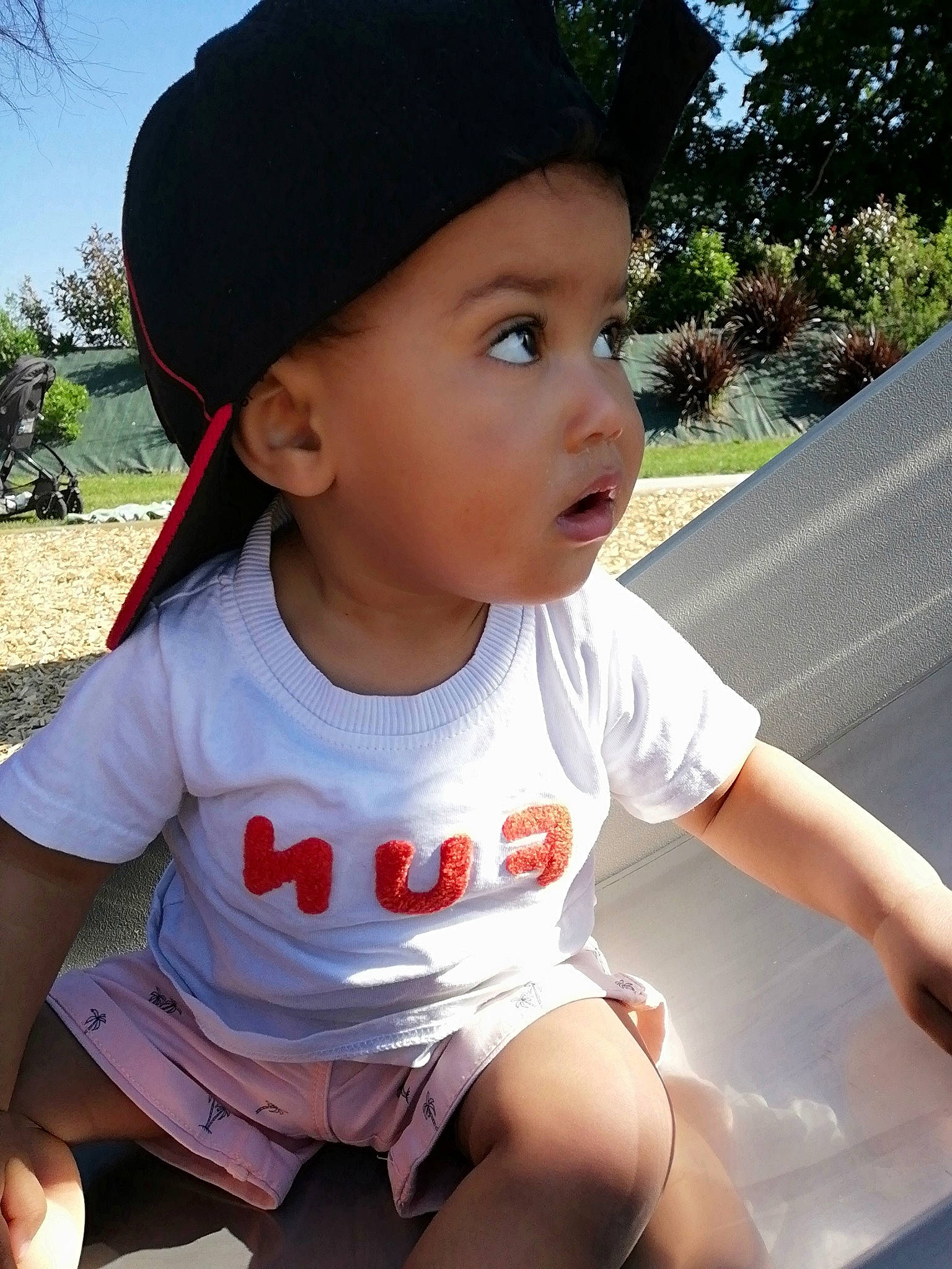 Samaël a rejoint le concours — aidez-le/la à gagner de superbes lots ! baby_toddler_clothing, cap, chin, cool, grass, hairstyle, happy, hat, headwear, leisure, light, lip, person, pink, plant, public_space, shorts, skin, sleeve, surprise