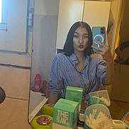 Mae a rejoint le concours — aidez-le/la à gagner de superbes lots ! young_woman, mirror_selfie, bathroom, striped_shirt, black_hair, puckered_lips, winking, toiletries, cotton_swabs, soap, bathroom_cabinet, bathtub, mirror, smartphone, reflection, casual_clothing, indoor, personal_care, self_portrait, smile