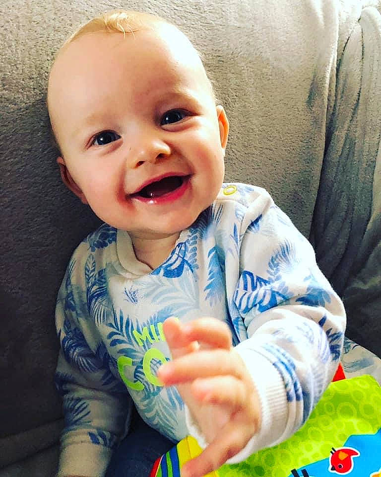 Nael a rejoint le concours — aidez-le/la à gagner de superbes lots ! baby, baby_toddler_clothing, cheek, cool, eye, finger, gesture, happy, head, human_body, iris, joy, lip, mouth, nose, person, product, skin, sleeve, smile