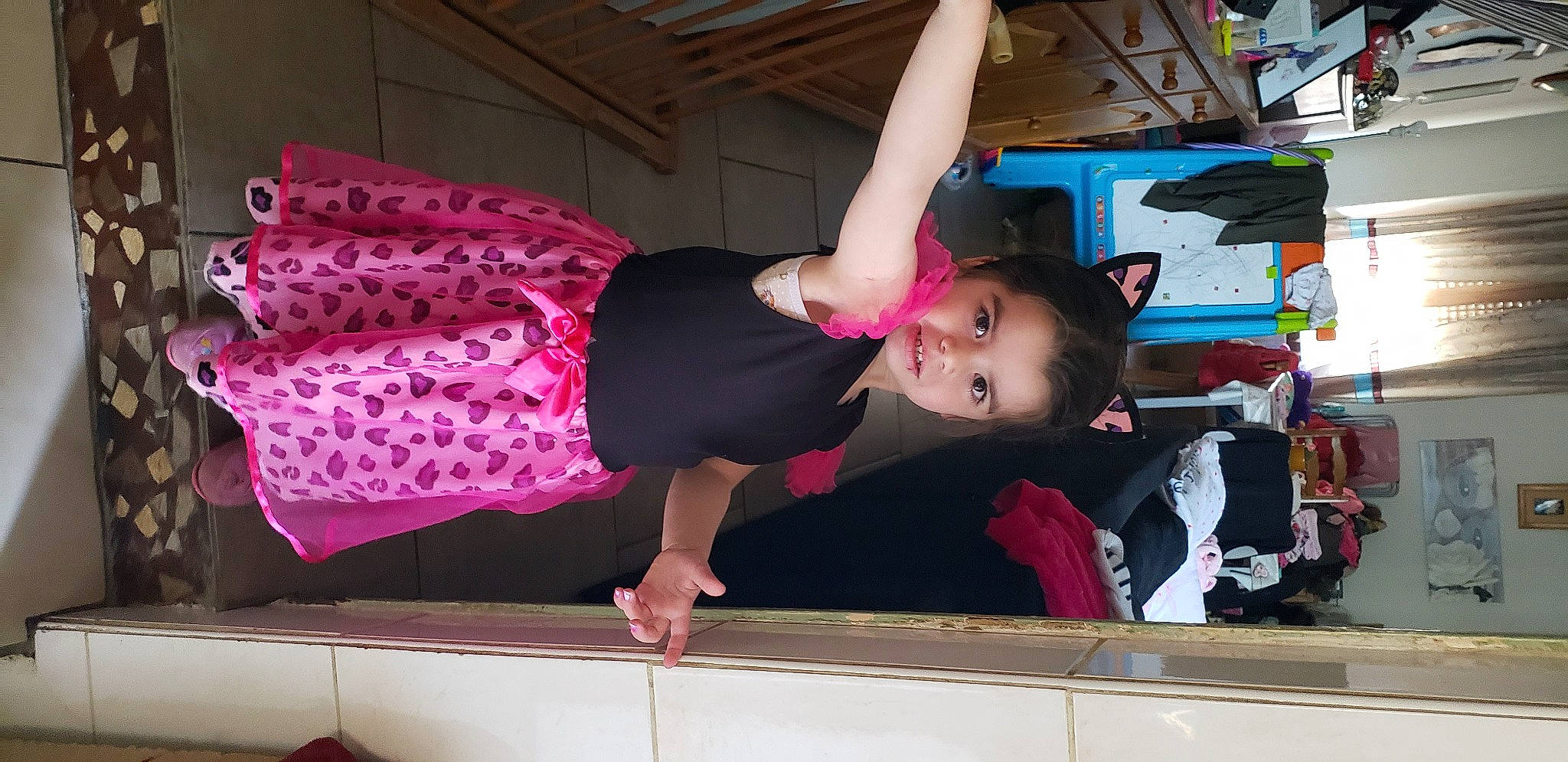 Kalena participe au concours pour gagner de l'argent avec cette photo : baby_toddler_clothing, balance, child, elbow, foot, fun, human_leg, knee, leisure, magenta, pattern, person, physical_fitness, pink, room, sandal, sportswear, thigh, toddler, waist