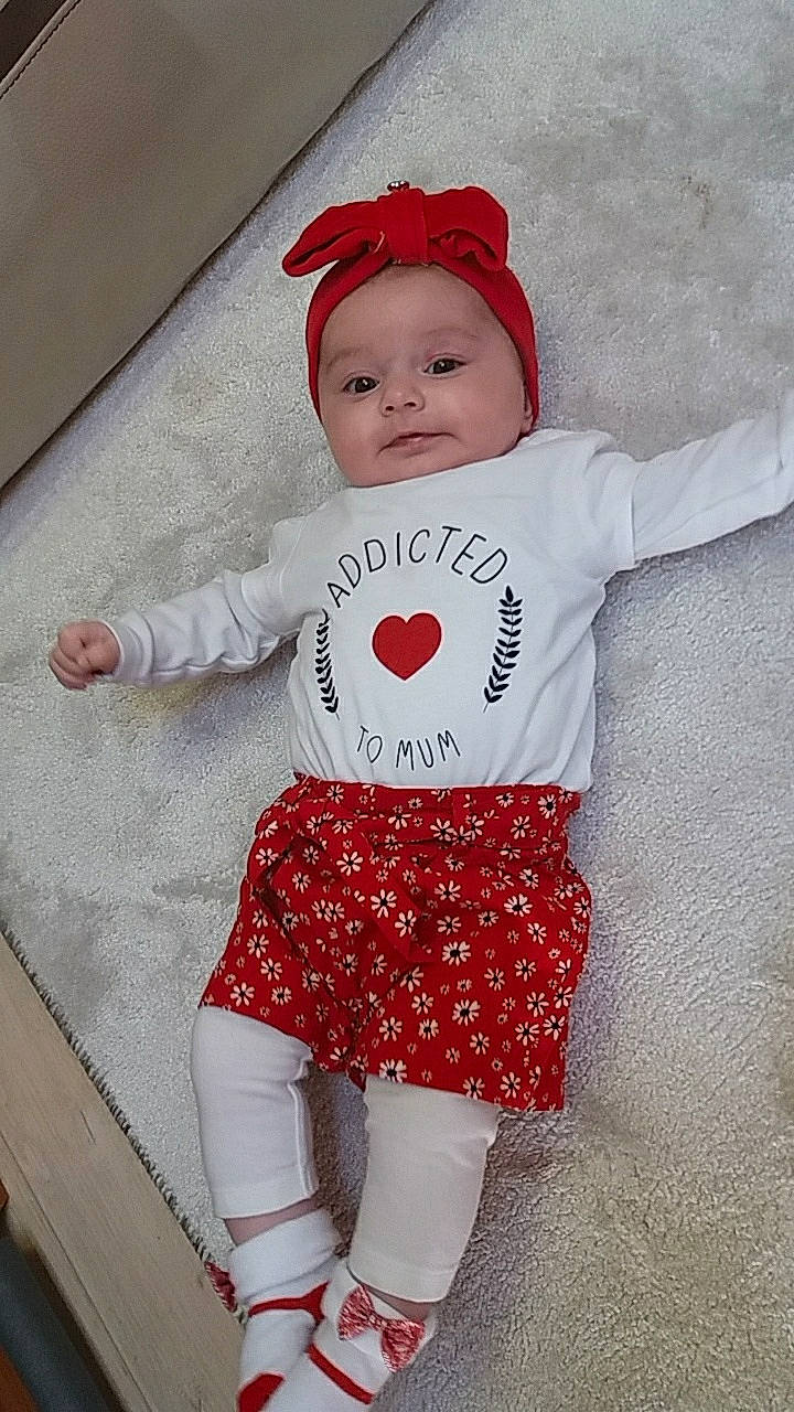 Thaïs a rejoint le concours — aidez-le/la à gagner de superbes lots ! baby, baby_products, baby_toddler_clothing, child, clothing, costume, headwear, person, product, red, sleeve, smile, toddler