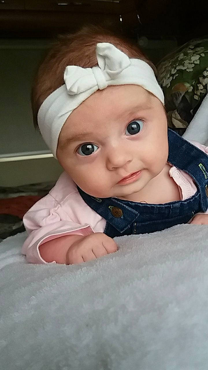 Thaïs participe au concours pour gagner de l'argent avec cette photo : baby, cheek, child, eye, face, forehead, hair_accessory, head, headband, headgear, headwear, lip, mouth, person, pink, skin, toddler