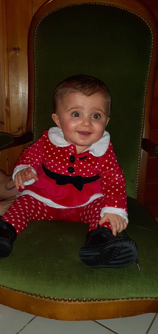 Lyhana a rejoint le concours — aidez-le/la à gagner de superbes lots ! baby, baby_products, baby_toddler_clothing, cheek, child, finger, flooring, fun, happy, joy, pattern, person, pink, product, sitting, skin, sleeve, smile, sock, standing