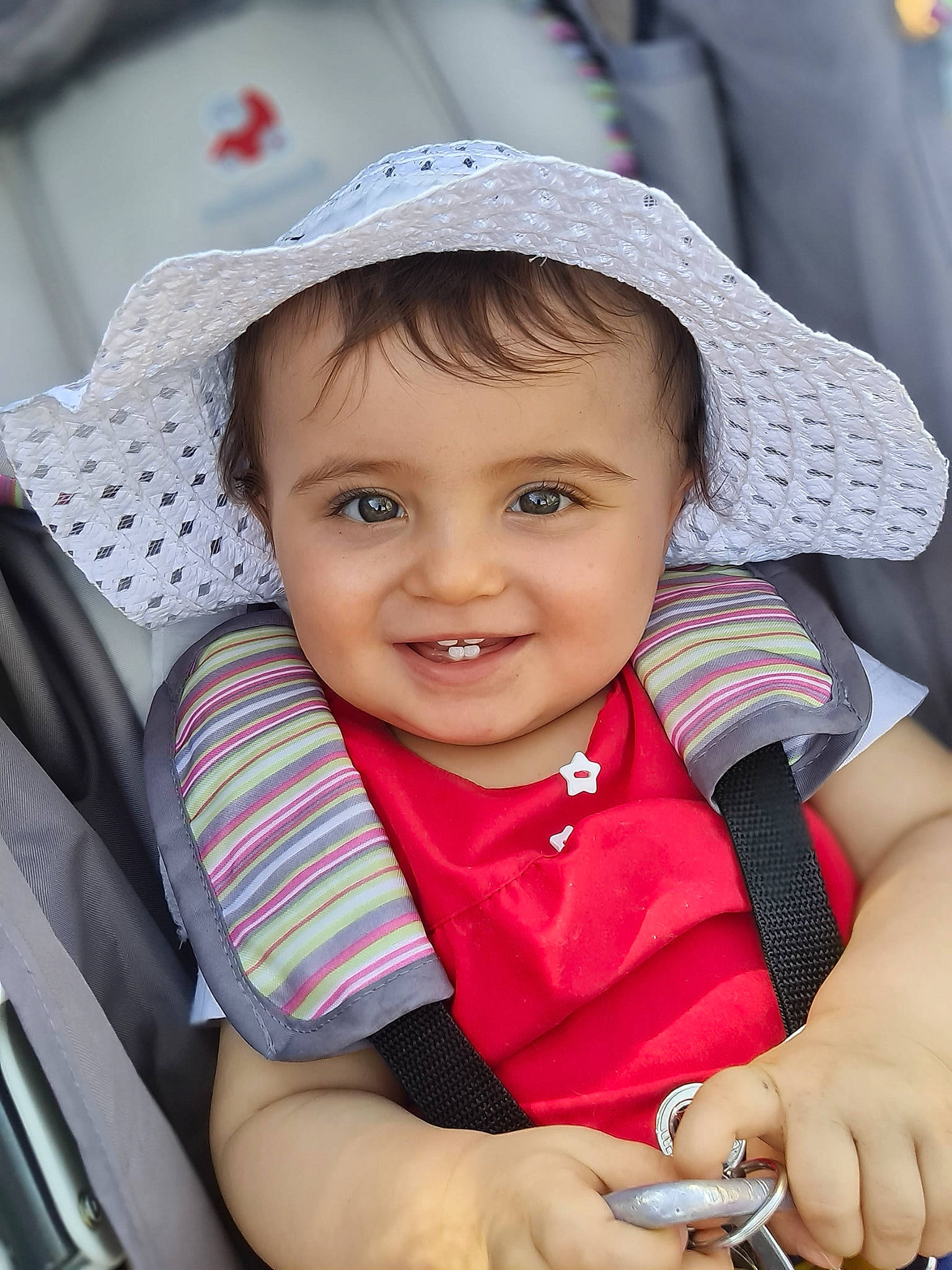 Lyhana participe au concours pour gagner de l'argent avec cette photo : baby, baby_toddler_clothing, cap, cheek, child, facial_expression, fun, gesture, happy, hat, iris, joy, lip, organ, person, photograph, pink, skin, smile, sun_hat