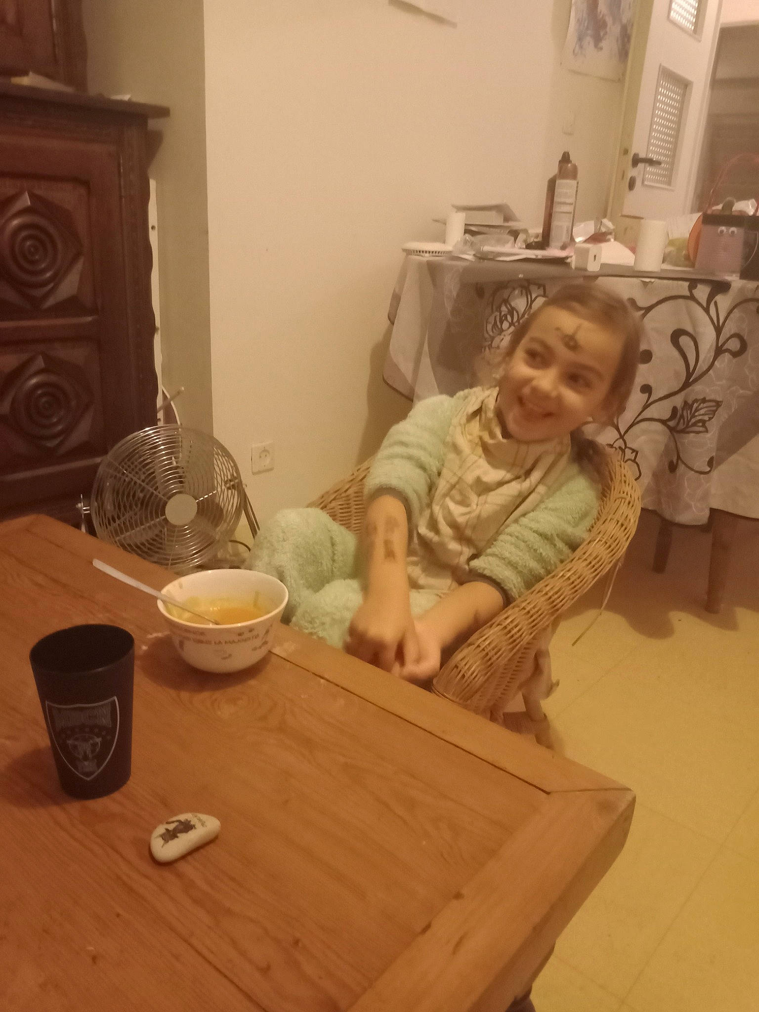 Zoé a rejoint le concours — aidez-le/la à gagner de superbes lots ! comfort, floor, flooring, furniture, hardwood, house, joy, laminate_flooring, living_room, person, plywood, room, serveware, sitting, smile, table, tableware, toddler, varnish, wood