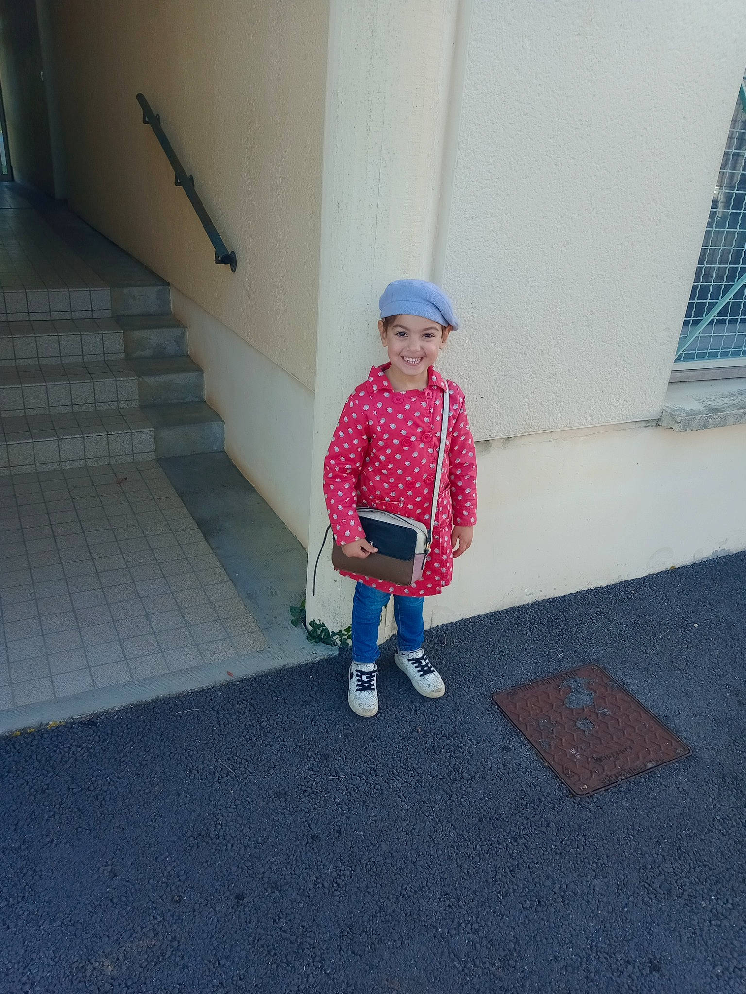 Zoé a rejoint le concours — aidez-le/la à gagner de superbes lots ! asphalt, baby, baby_toddler_clothing, child, concrete, denim, driveway, electric_blue, floor, flooring, fun, headwear, joy, pattern, person, road_surface, shadow, sidewalk, sleeve, stairs