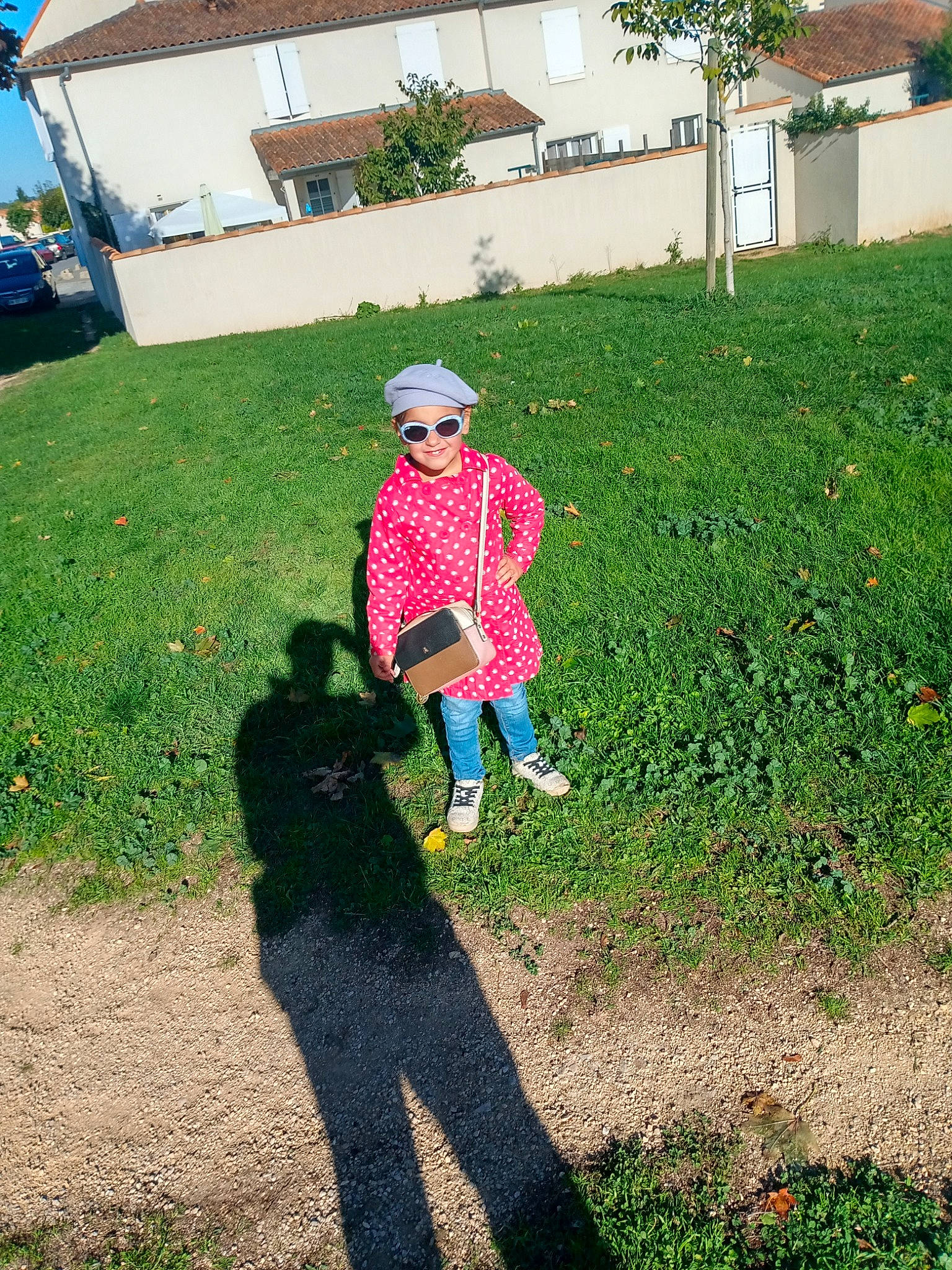 Zoé participe au concours pour gagner de l'argent avec cette photo : asphalt, fun, grass, grass_family, grassland, groundcover, headwear, joy, land_lot, landscape, lawn, leisure, people_in_nature, person, plant, road_surface, shrub, sidewalk, soil, summer