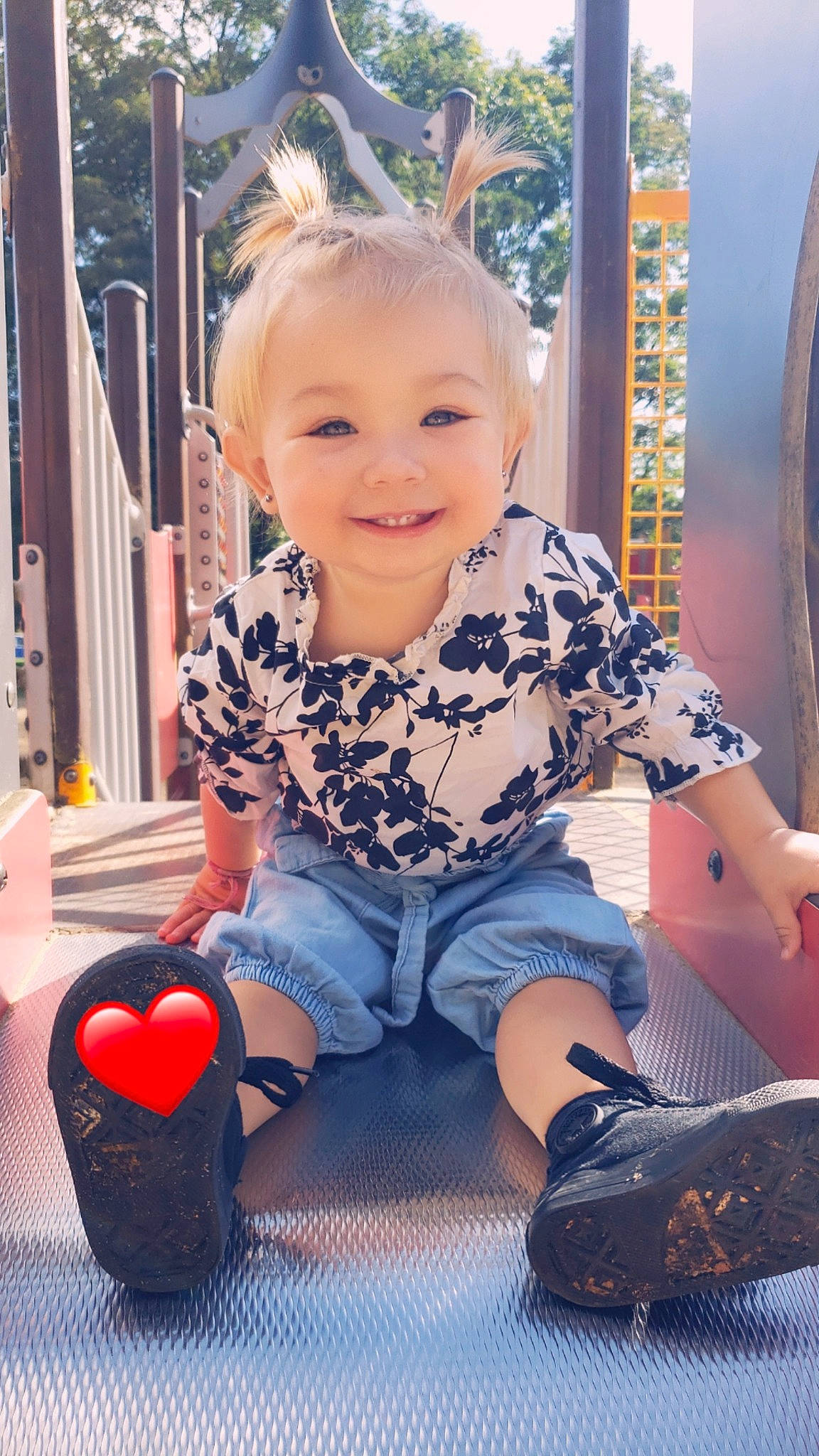 Mahÿna a rejoint le concours — aidez-le/la à gagner de superbes lots ! baby_toddler_clothing, child, electric_blue, face, facial_expression, finger, fun, hairstyle, happy, head, human, joy, leisure, person, product, shoe, sitting, skin, sleeve, smile