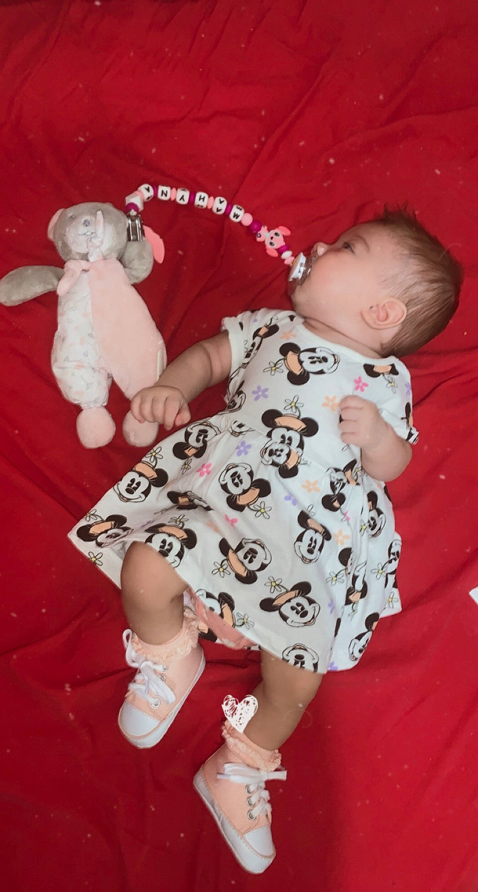 Mahÿna participe au concours pour gagner de l'argent avec cette photo : baby, baby_toddler_clothing, comfort, companion_dog, doll, dress, facial_expression, fawn, fun, joint, mammal, pattern, person, pink, skin, sleeve, standing, teddy_bear, textile, toddler