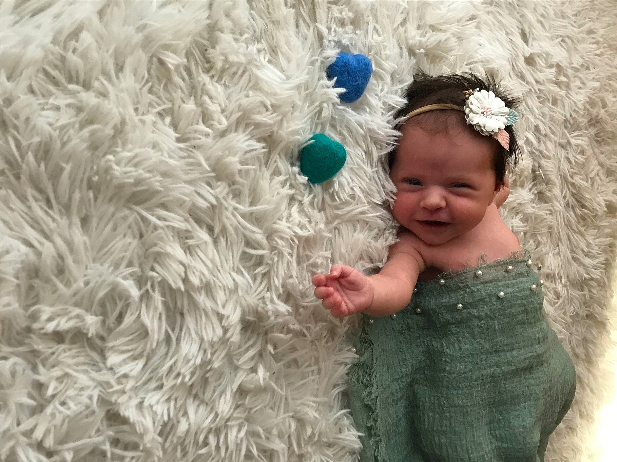 Liana a rejoint le concours — aidez-le/la à gagner de superbes lots ! baby, baby_toddler_clothing, child, fashion_accessory, flooring, fun, fur, grass, happy, headgear, pattern, people_in_nature, person, smile, toddler, wool, woolen