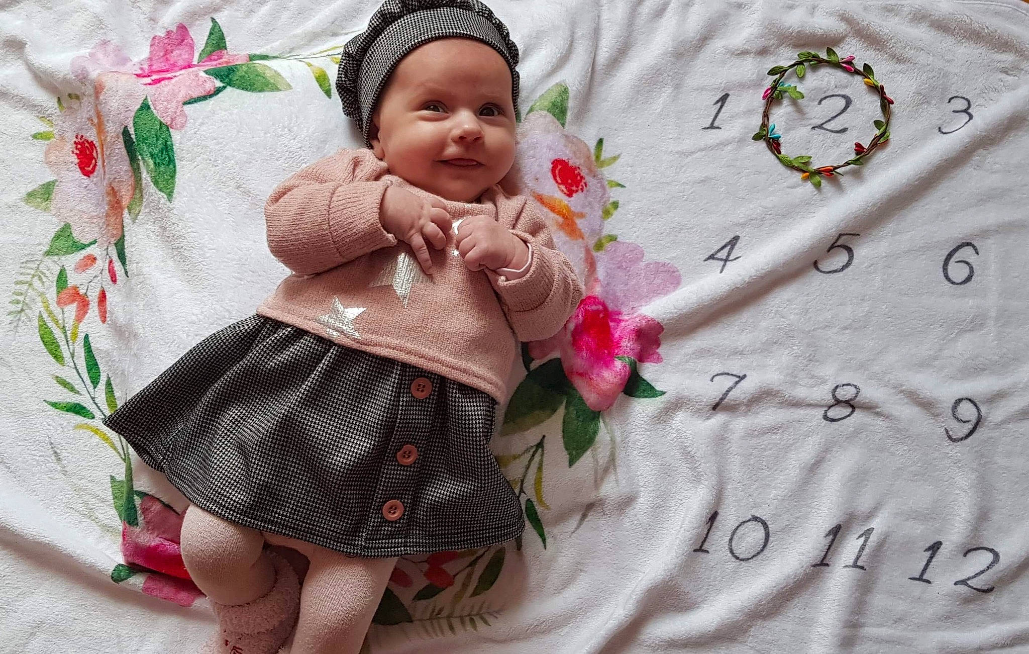 Liana a rejoint le concours — aidez-le/la à gagner de superbes lots ! baby, baby_sleeping, baby_toddler_clothing, child, eyelash, flower, happy, headpiece, headwear, linens, pattern, person, petal, pink, product, skin, sleeve, smile, t_shirt, textile