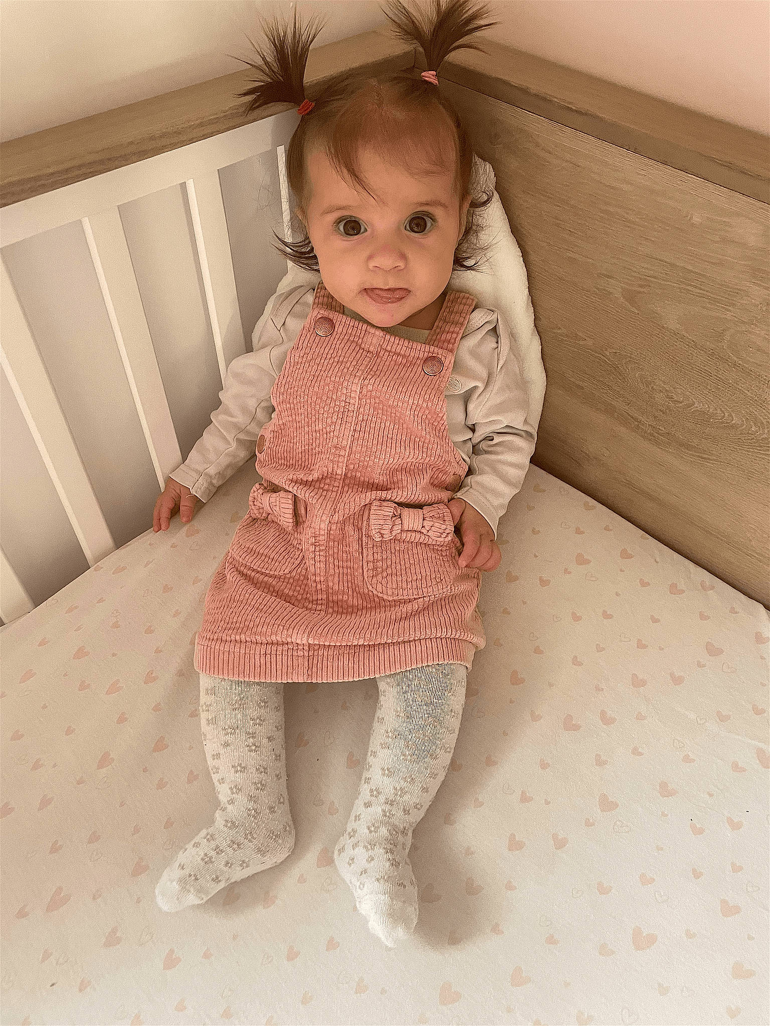 Jade a rejoint le concours — aidez-le/la à gagner de superbes lots ! baby, baby_toddler_clothing, cheek, child, clothing, dress, eye, face, floor, flooring, head, human_body, leg, lip, person, skin, sleeve, textile, toddler, wood