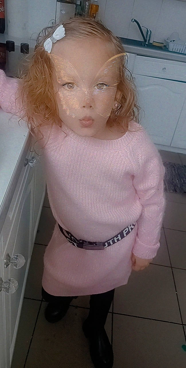 Myléna a rejoint le concours — aidez-le/la à gagner de superbes lots ! arm, bathroom, chest, computer_keyboard, eyelash, hair, hand, head, human_body, jaw, joint, leg, lip, long_hair, neck, person, plumbing_fixture, shoulder, thigh, trunk