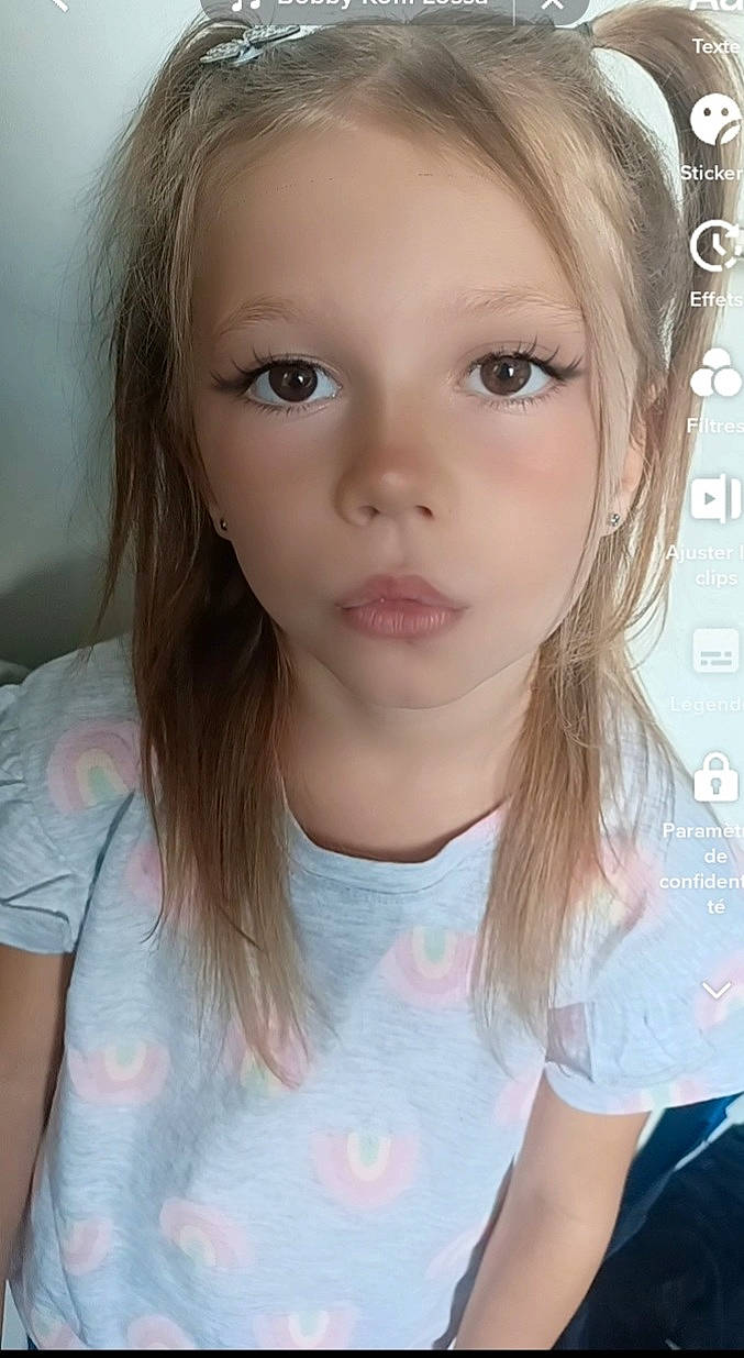 Miana a rejoint le concours — aidez-le/la à gagner de superbes lots ! cheek, chin, eye, eyebrow, eyelash, face, flash_photography, hair, happy, head, iris, jaw, layered_hair, lip, mouth, nose, person, pink, skin, t_shirt