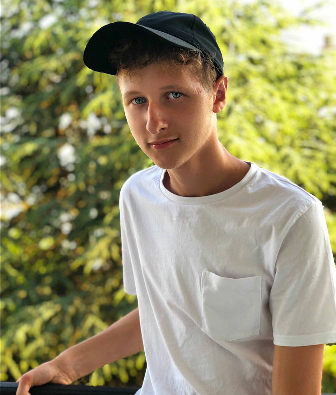 Théo a rejoint le concours — aidez-le/la à gagner de superbes lots ! black_hair, cap, clothing, cool, fashion_accessory, hat, headgear, model, neck, person, photo_shoot, photography, shoulder, sleeve, smile, t_shirt, top, white