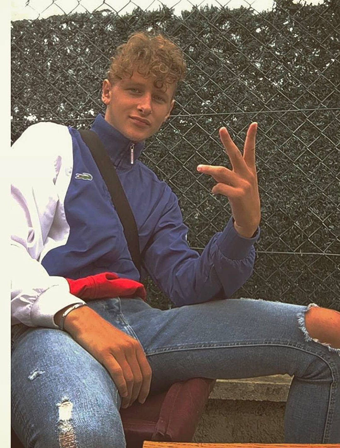 Théo participe au concours pour gagner de l'argent avec cette photo : arm, finger, hand, joy, leg, person, sitting