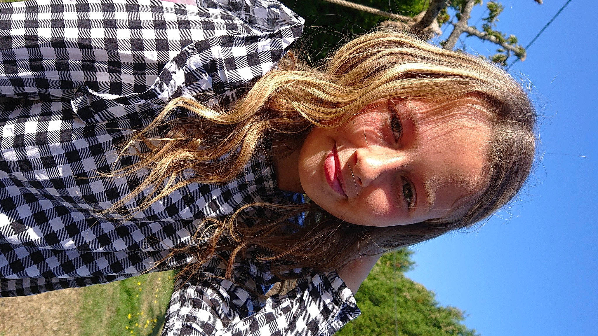 Léa a rejoint le concours — aidez-le/la à gagner de superbes lots ! blond, design, grass, hair, happy, joy, pattern, person, plaid, smile, tartan, tree