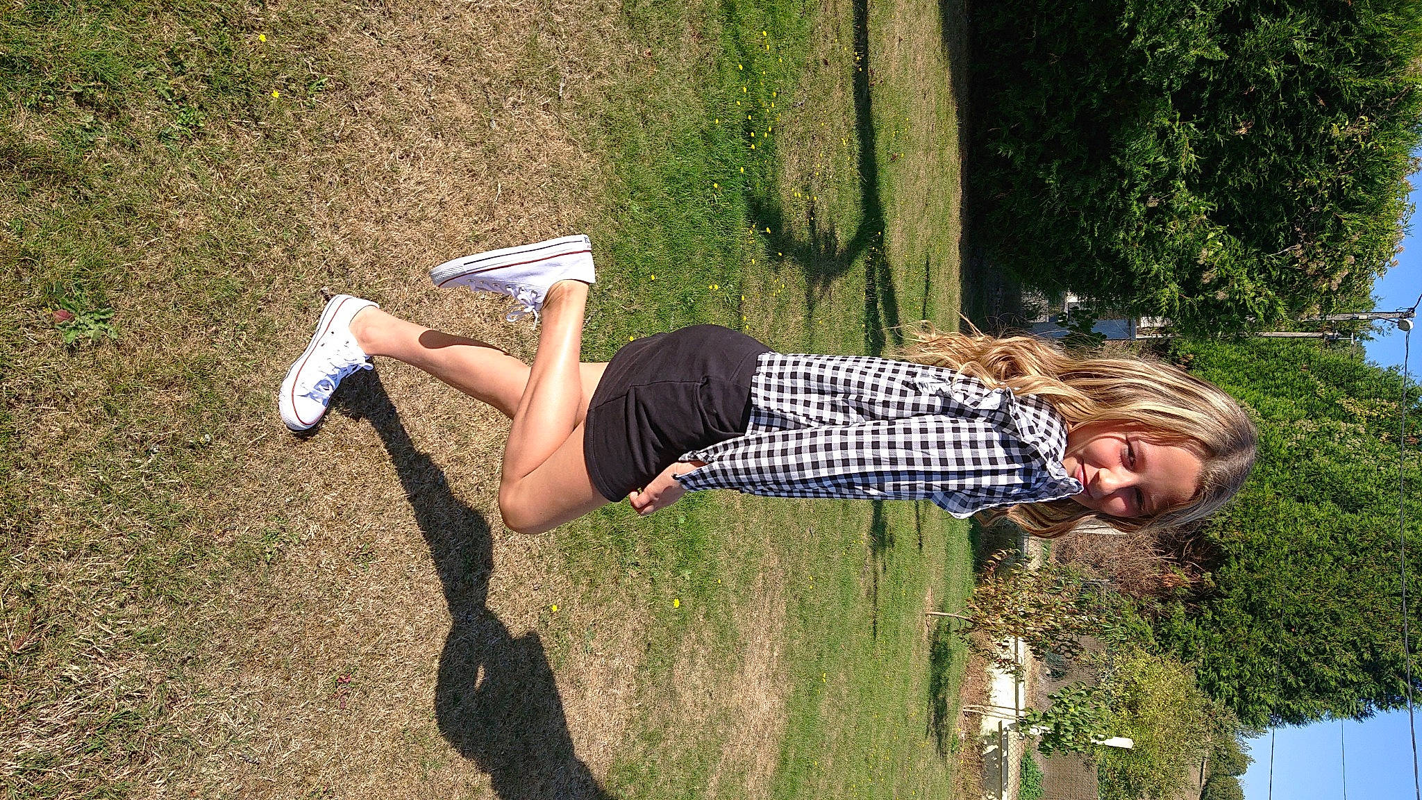 Léa participe au concours pour gagner de l'argent avec cette photo : fun, grass, joy, leg, person, tree