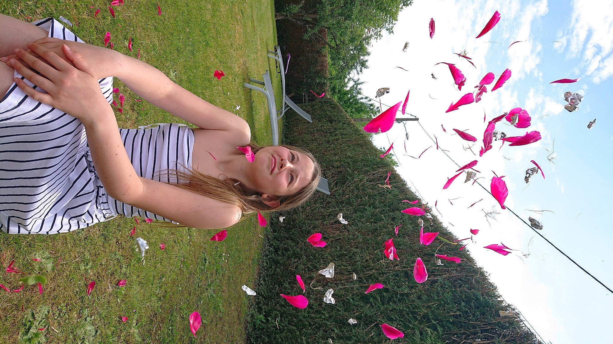 Léa a rejoint le concours — aidez-le/la à gagner de superbes lots ! flower, fun, grass, happy, joy, people_in_nature, person, petal, photography, pink, plant, play, smile, spring, tree, wildflower