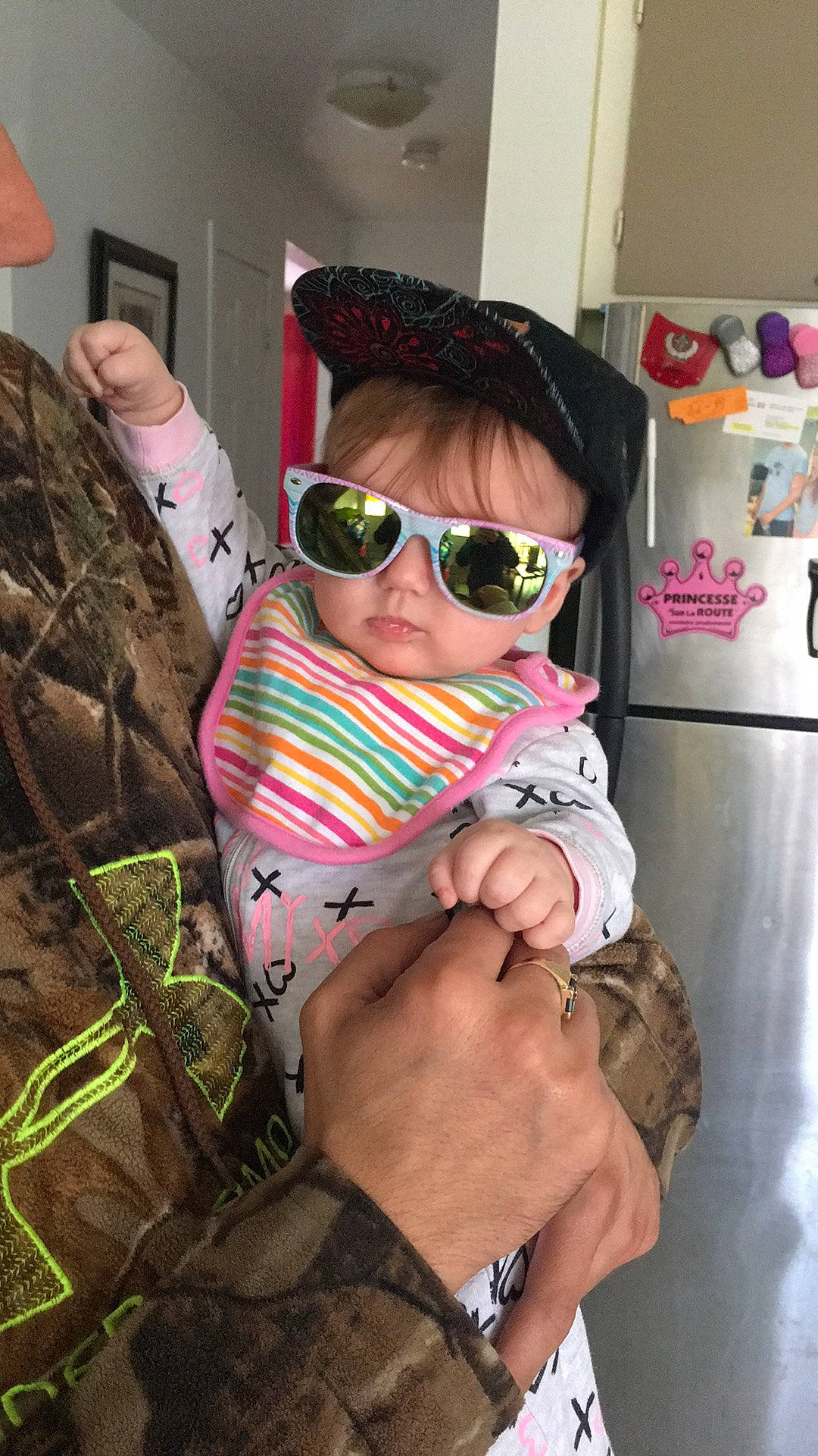 Aurély participe au concours pour gagner de l'argent avec cette photo : bonnet, bracelet, cap, cool, eyewear, fashion_accessory, finger, glasses, goggles, hand, nail, pattern, person, personal_protective_equipment, pink, selfie, sunglasses, thumb, vision_care, wrist
