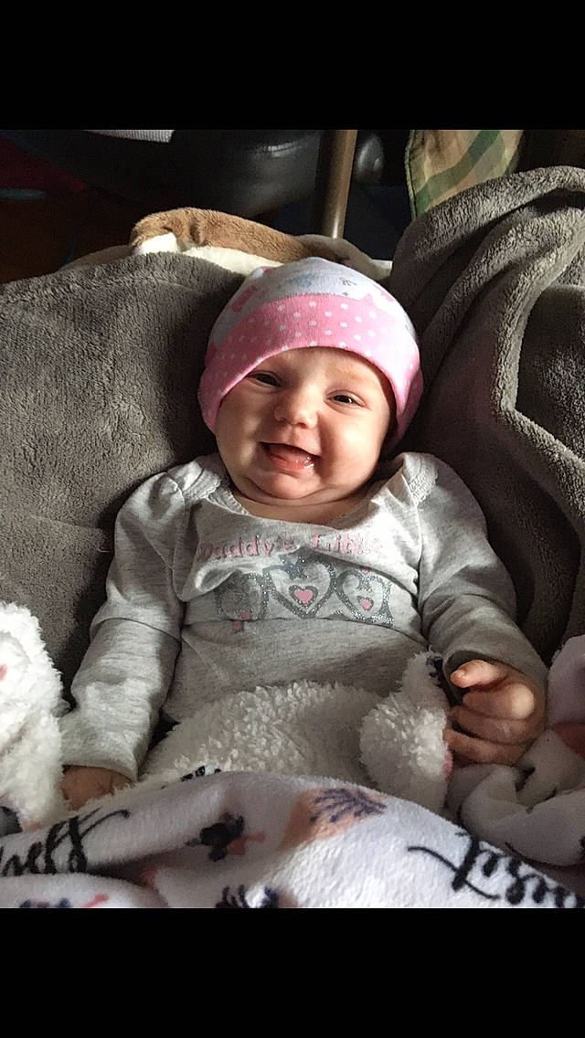 Aurély a rejoint le concours — aidez-le/la à gagner de superbes lots ! baby, baby_laughing, baby_products, baby_toddler_clothing, beanie, bonnet, cheek, child, comfort, couch, eye, fur, headwear, person, skin, stuffed_toy, toddler, wool