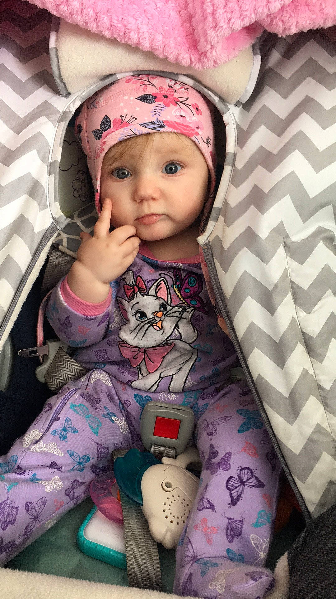 Aurély a rejoint le concours — aidez-le/la à gagner de superbes lots ! baby, baby_toddler_clothing, cap, cheek, child, comfort, cool, dress, eyelash, headgear, headwear, lip, magenta, organ, pattern, person, pink, purple, skin, sleeve