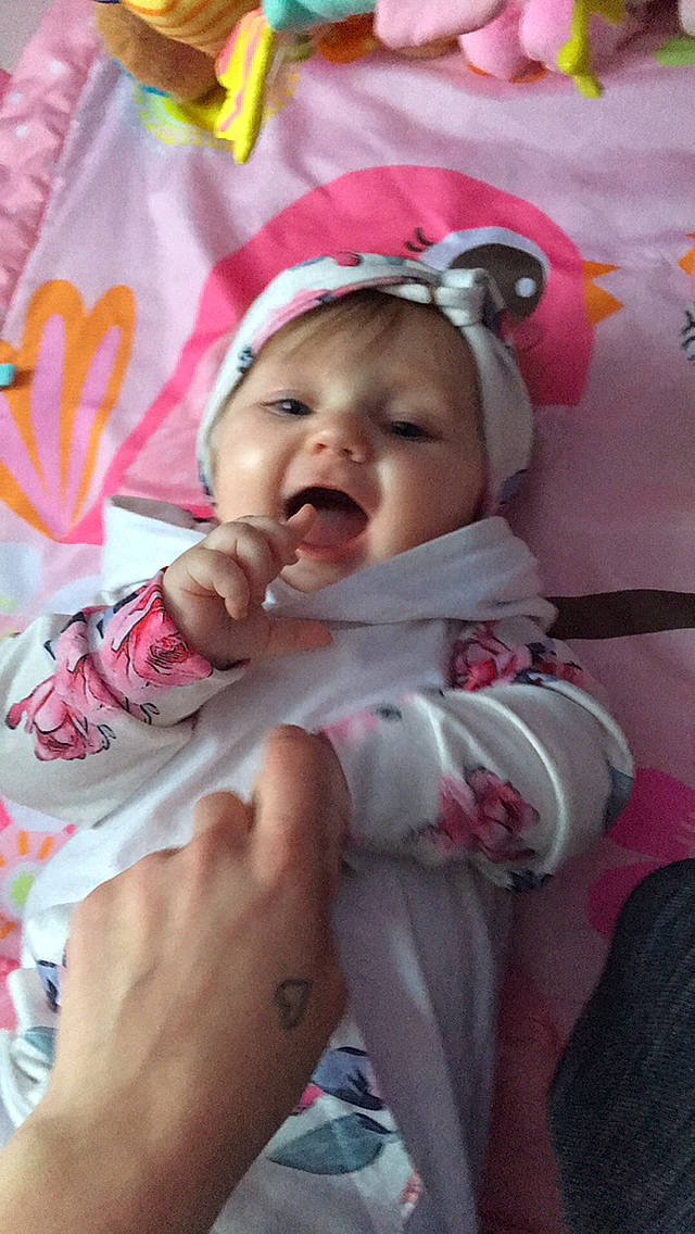 Aurély participe au concours pour gagner de l'argent avec cette photo : baby, baby_products, baby_toddler_clothing, cheek, child, comfort, fashion_accessory, finger, fun, happy, headgear, linens, lip, magenta, nail, person, pink, skin, sleeve, smile