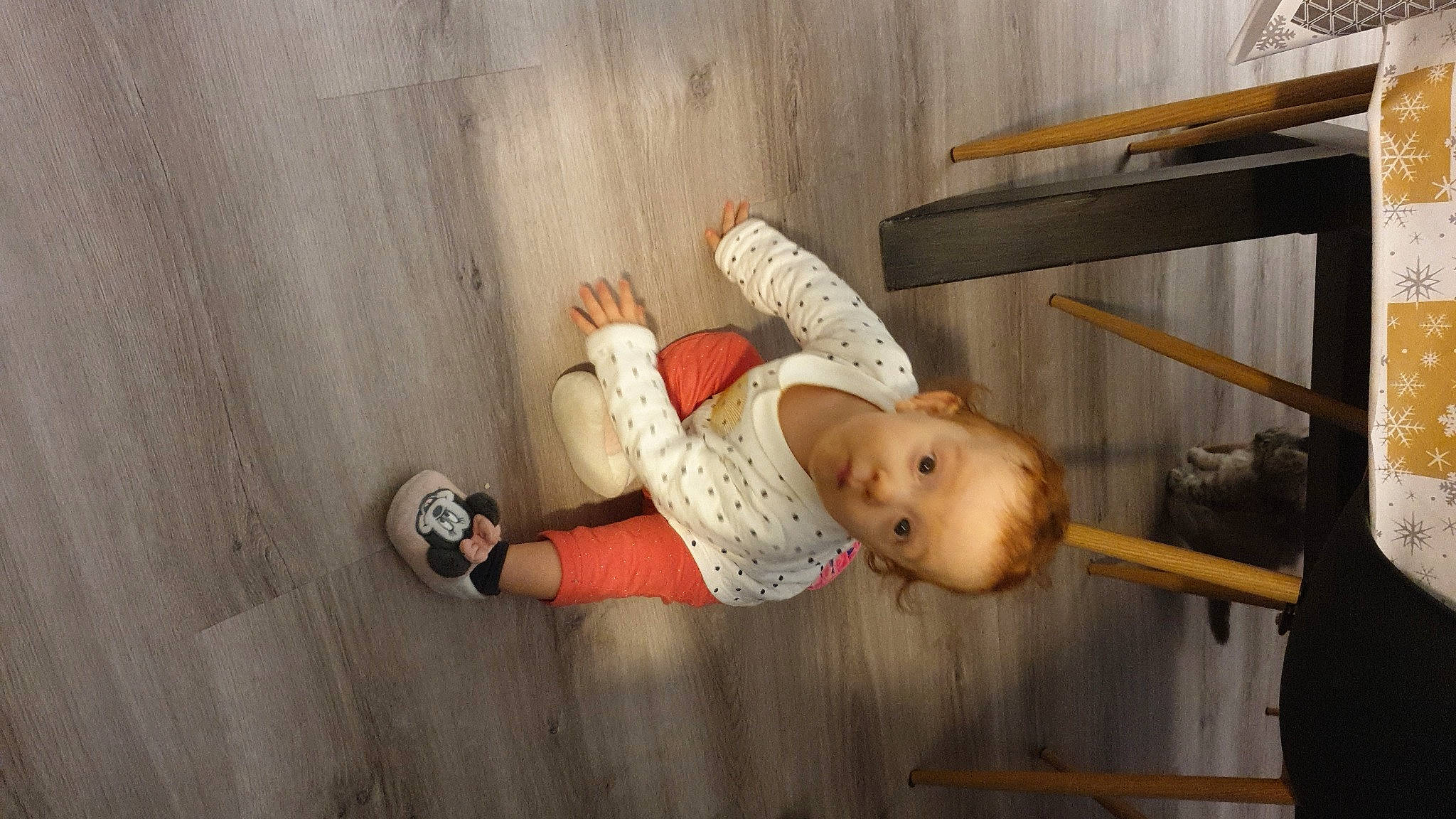 Charlie a rejoint le concours — aidez-le/la à gagner de superbes lots ! baby_safety, baby_toddler_clothing, chair, child, elbow, floor, flooring, foot, fun, hardwood, human_leg, knee, leg, person, room, sitting, sock, surprise, thigh, toddler