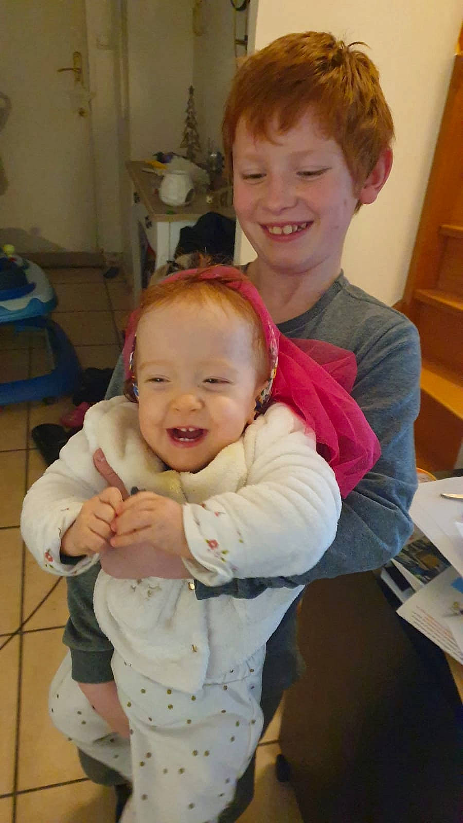 Charlie participe au concours pour gagner de l'argent avec cette photo : baby, baby_toddler_clothing, cabinetry, chair, cheek, child, chin, eye, fun, gesture, hair, happy, iris, joy, mouth, nose, person, shoulder, skin, sleeve