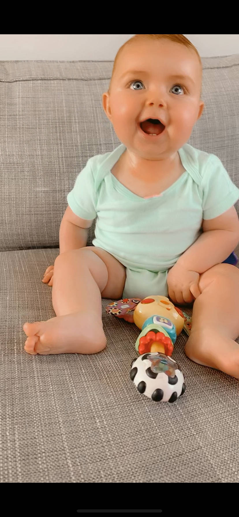 Liyah participe au concours pour gagner de l'argent avec cette photo : baby, baby_toddler_clothing, cheek, eye, face, facial_expression, happy, head, human_body, iris, joint, leg, mouth, neck, nose, orange, person, photograph, skin, sleeve