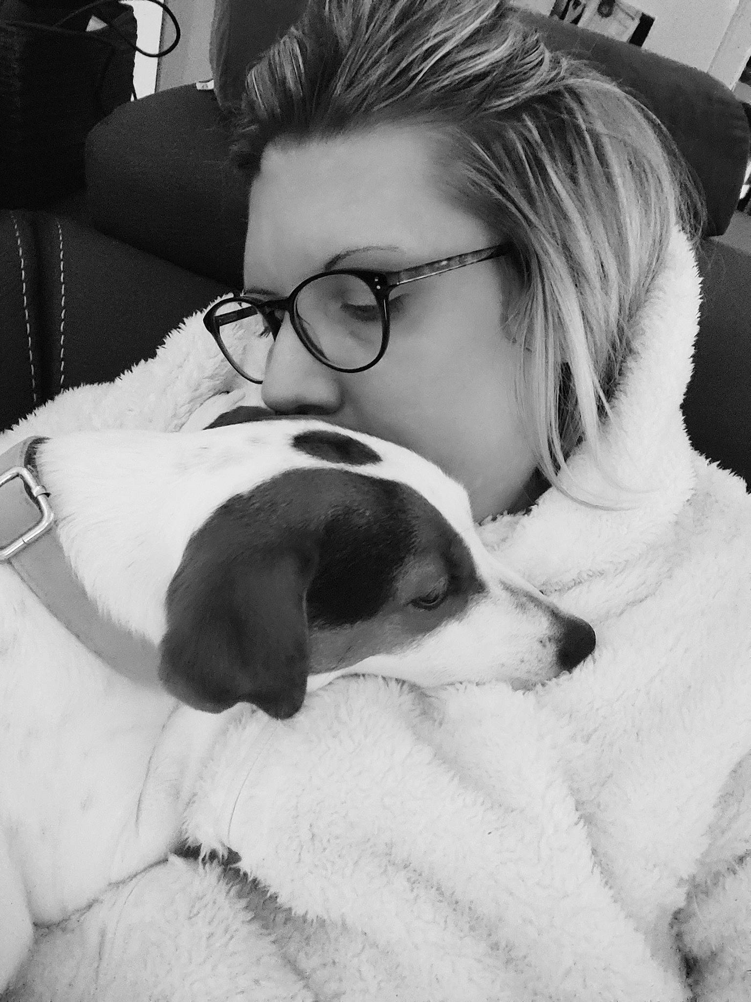 Poupie participe au concours pour gagner de l'argent avec cette photo : black_and_white, carnivore, comfort, companion_dog, couch, dog, dog_breed, ear, eyewear, fur, glasses, happy, head, mammal, monochrome, monochrome_photography, snout, style, sunglasses, vision_care
