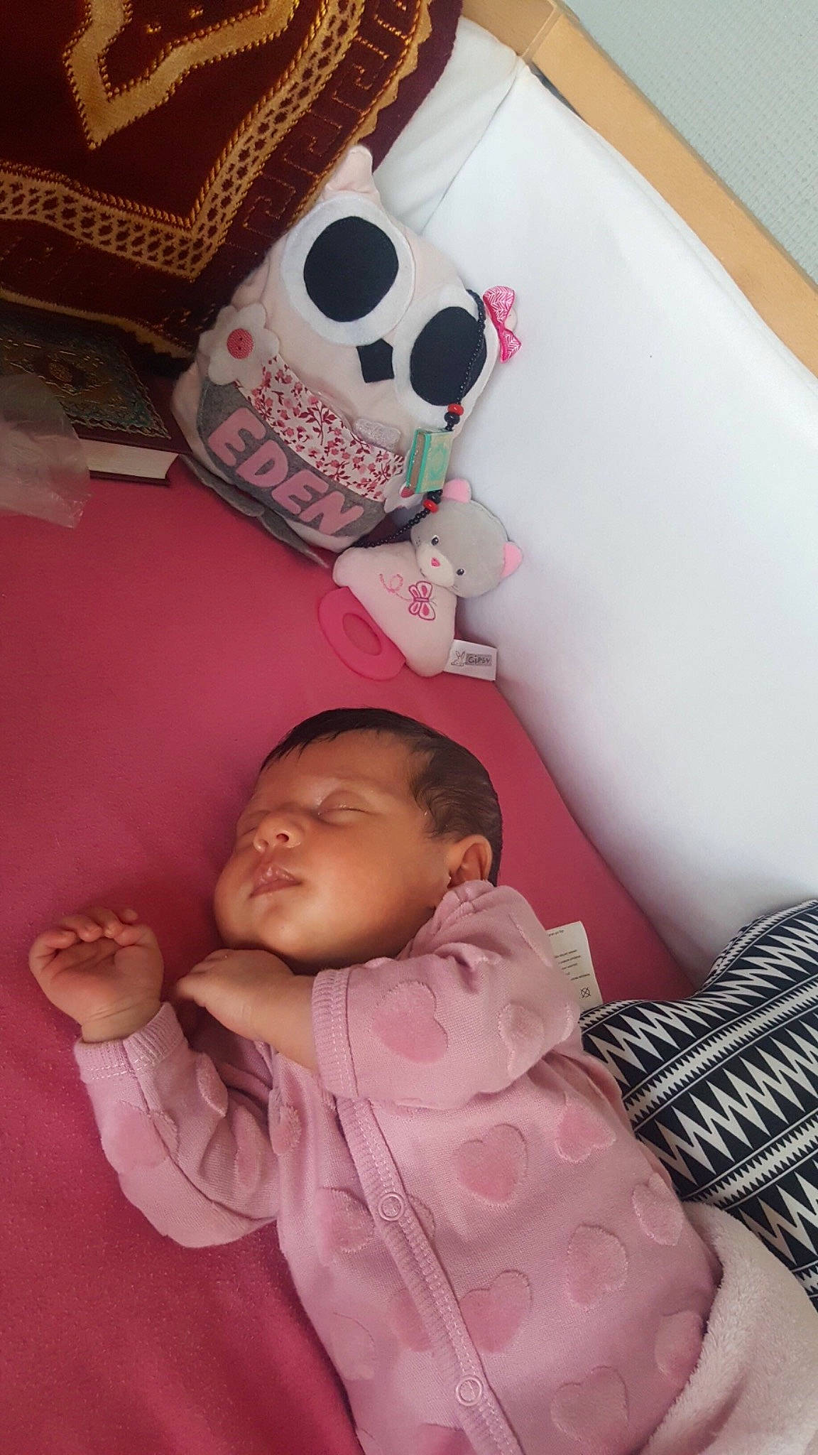 Eden-nour a rejoint le concours — aidez-le/la à gagner de superbes lots ! baby, bedding, child, comfort, facial_expression, happy, head, leg, linens, magenta, mouth, pattern, person, pillow, pink, red, room, skin, textile, toddler