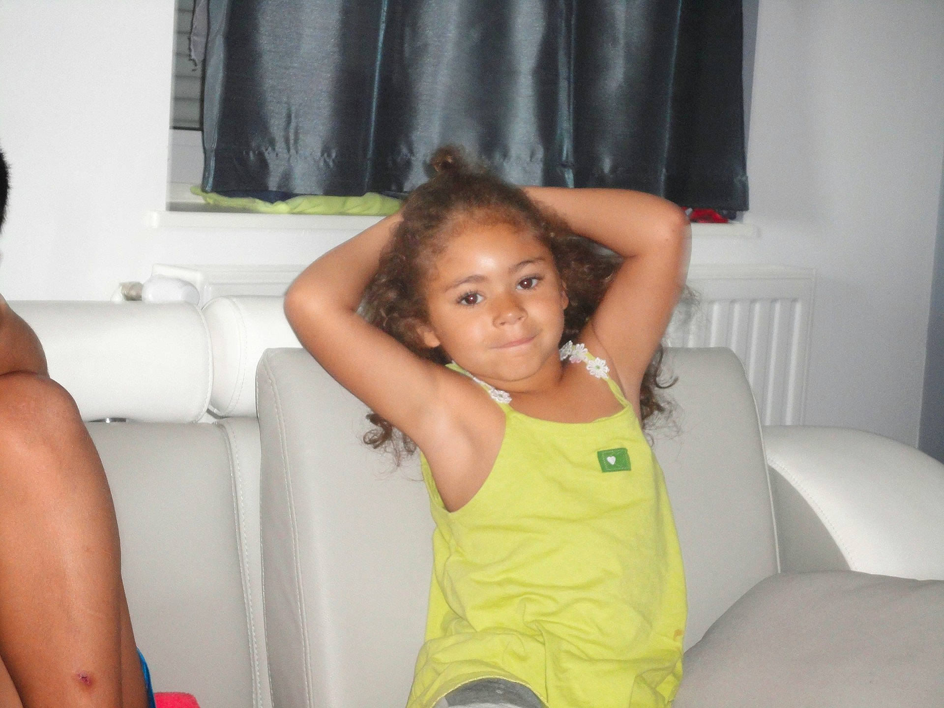 Maïssa a rejoint le concours — aidez-le/la à gagner de superbes lots ! abdomen, arm, black_hair, child, finger, fun, girl, hair, hand, human_hair_color, joint, leg, mouth, neck, person, shoulder, sitting, smile, thigh, trunk