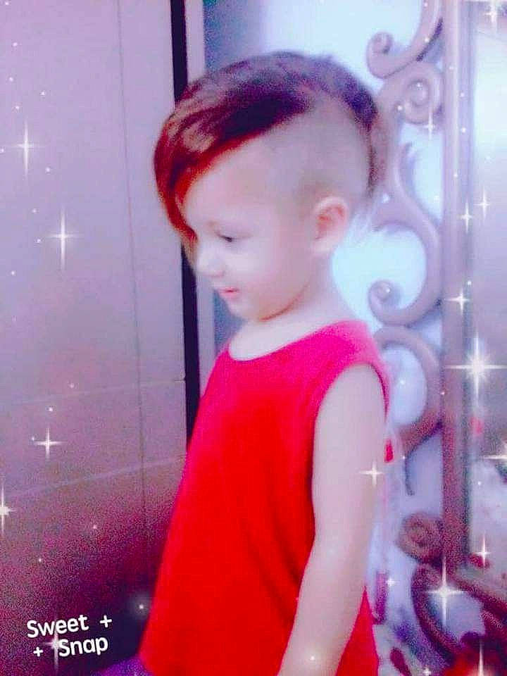 Arcelaine a rejoint le concours — aidez-le/la à gagner de superbes lots ! baby, baby_toddler_clothing, bangs, blond, child, electric_blue, eyelash, fun, happy, magenta, pattern, person, pink, room, shoulder, sitting, sleeve, standing, t_shirt, toddler