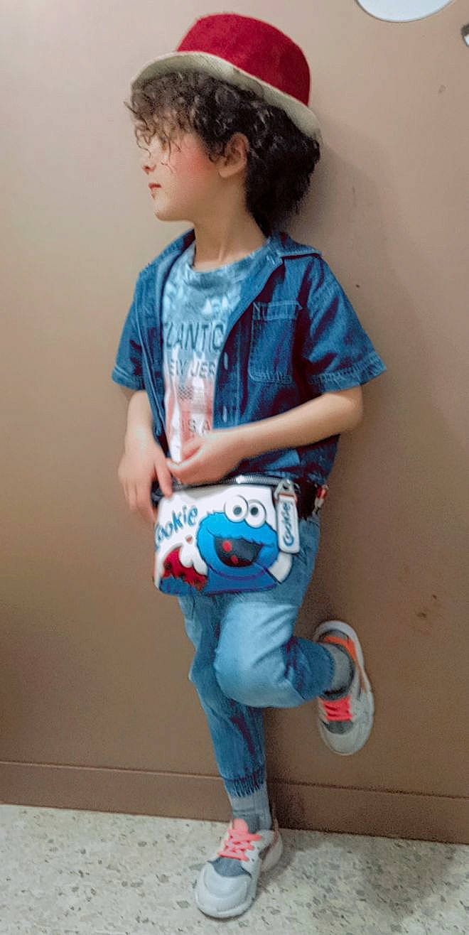 Arcelaine participe au concours pour gagner de l'argent avec cette photo : blue, child, cool, denim, electric_blue, fashion_design, happy, jeans, joint, knee, neck, pattern, person, sleeve, sneakers, sportswear, standing, street_fashion, t_shirt, thigh