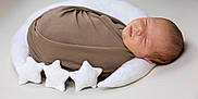 Lyzio Alias Babychou a rejoint le concours — aidez-le/la à gagner de superbes lots ! baby, brown_wrap, child, closeup, cozy, crescent_moon, cute, indoors, infant, newborn, nursery, peaceful, plush, portrait, resting, sleeping, soft, stars, swaddled, white_pillow