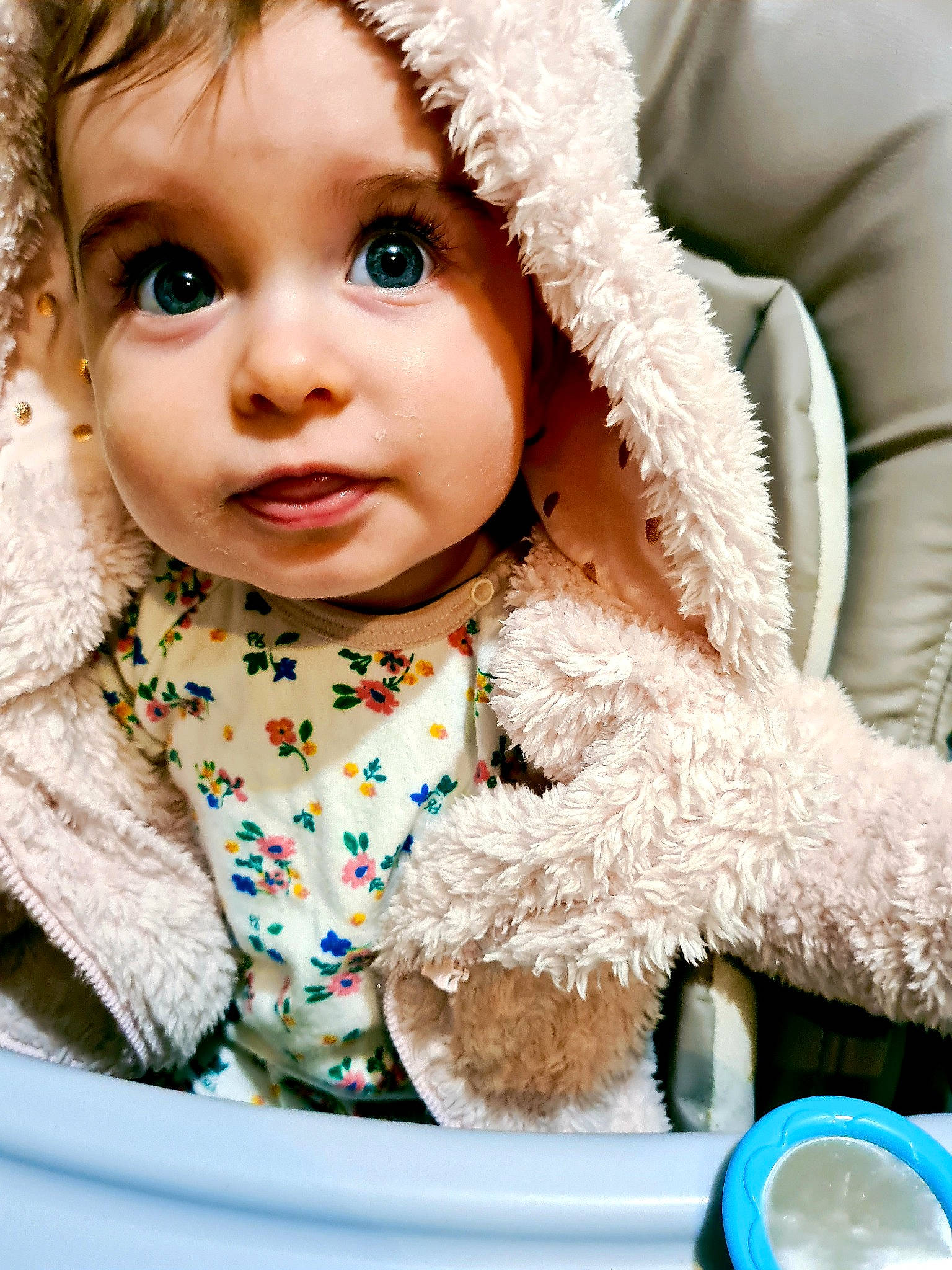 Romy a rejoint le concours — aidez-le/la à gagner de superbes lots ! baby, baby_toddler_clothing, blue, cap, dress, eye, eyelash, fur_clothing, happy, head, human_body, jacket, lip, necklace, organ, outerwear, person, tableware, textile, toddler