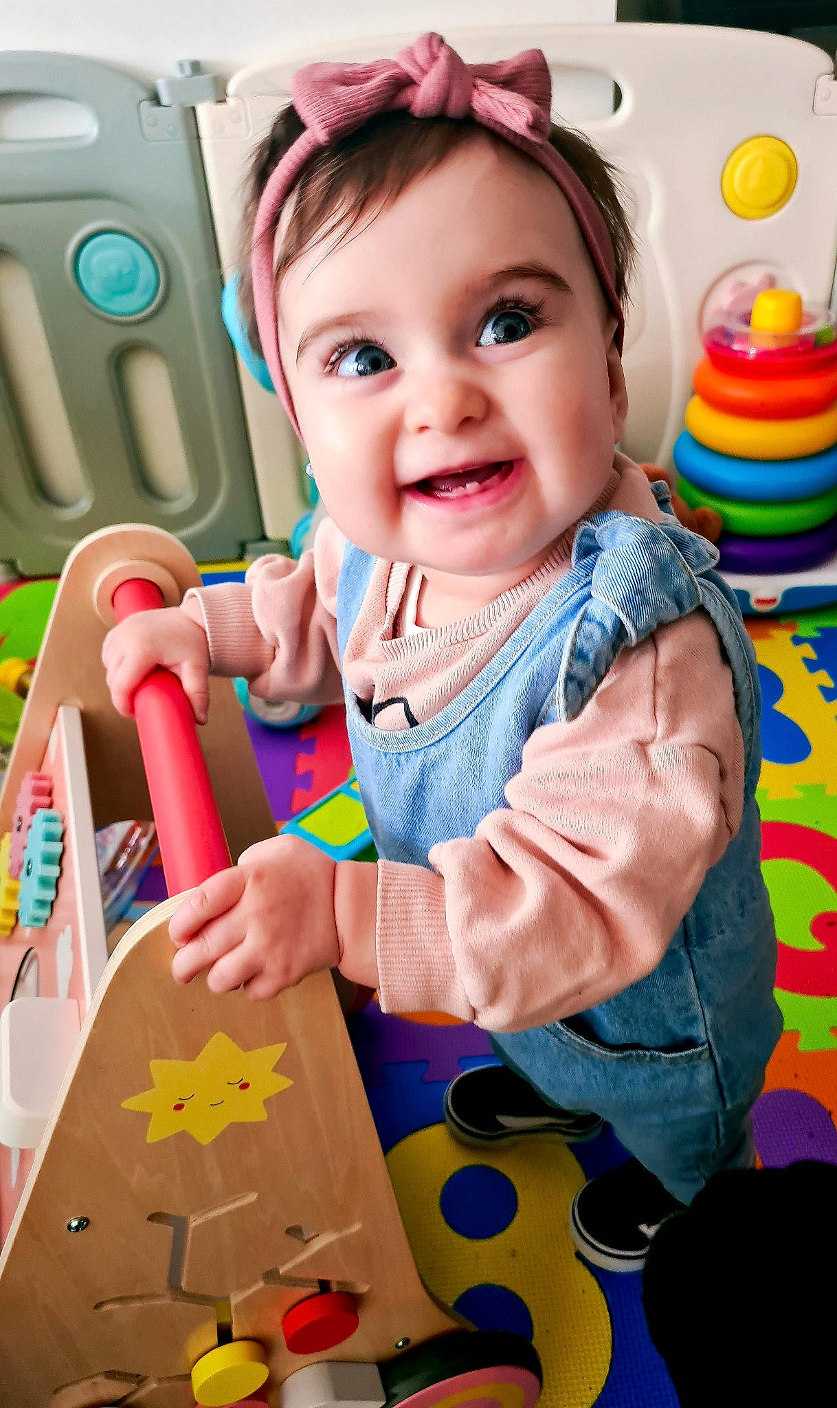 Romy participe au concours pour gagner de l'argent avec cette photo : baby, baby_playing_with_toys, baby_products, baby_toddler_clothing, child, finger, fun, happy, joy, leisure, people, person, photograph, pink, play, skin, smile, snapshot, t_shirt, toddler