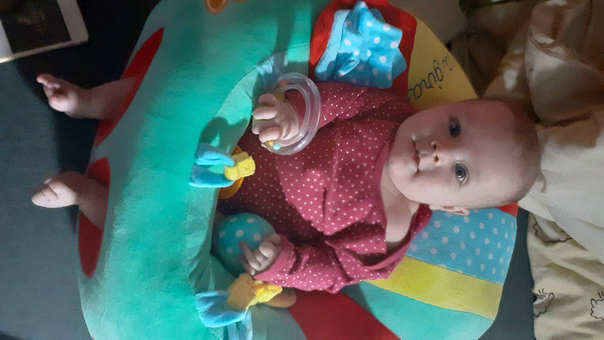 Roxane a rejoint le concours — aidez-le/la à gagner de superbes lots ! baby, baby_products, baby_toddler_clothing, baby_toys, cheek, child, doll, fun, hand, happy, iris, lip, mouth, person, pink, plastic, play, room, skin, toddler