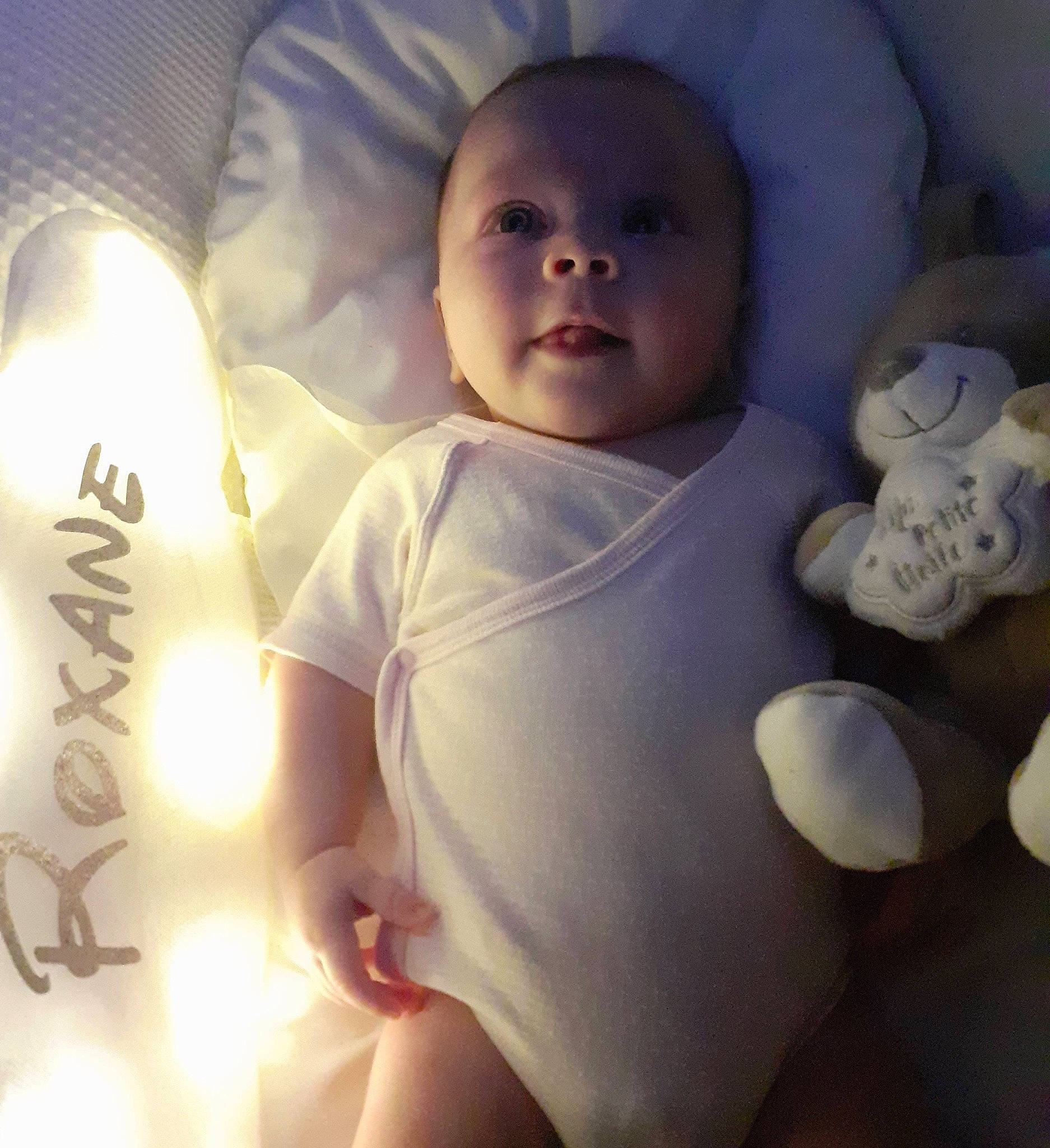 Roxane a rejoint le concours — aidez-le/la à gagner de superbes lots ! abdomen, art, baby, baby_products, baby_sleeping, baby_toddler_clothing, cheek, chest, child, comfort, finger, fun, happy, light_bulb, person, skin, sleeve, t_shirt, thumb, toddler