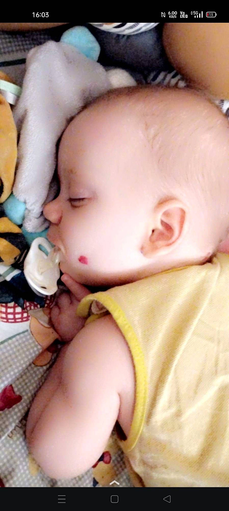 Maylan a rejoint le concours — aidez-le/la à gagner de superbes lots ! baby, baby_products, baby_sleeping, baby_toddler_clothing, cheek, child, comfort, ear, eyelash, finger, happy, iris, lip, mouth, nail, nose, person, skin, sleeve, toddler